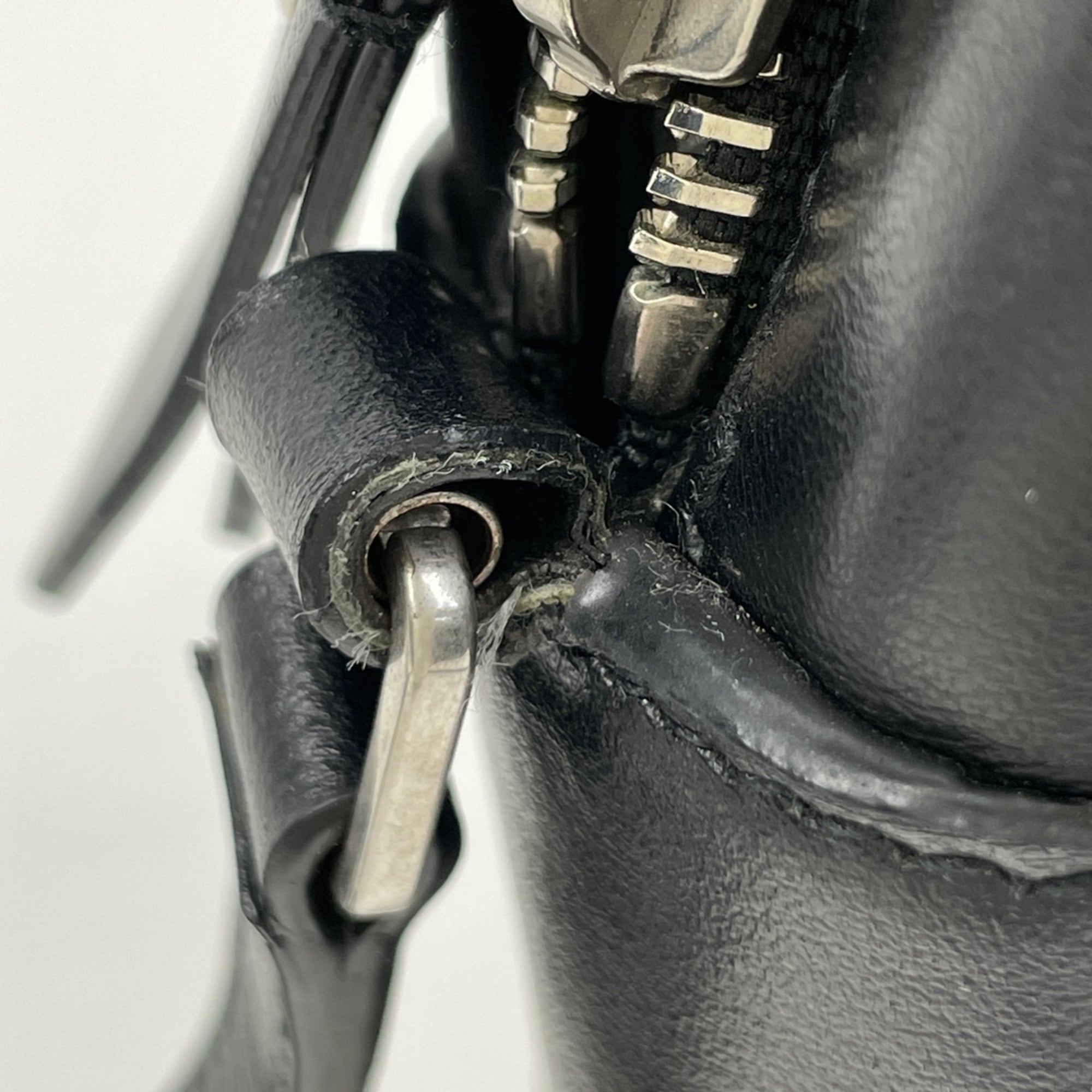 Yves Saint Laurent Black Leather Shoulder Bag (Pre-Owned)