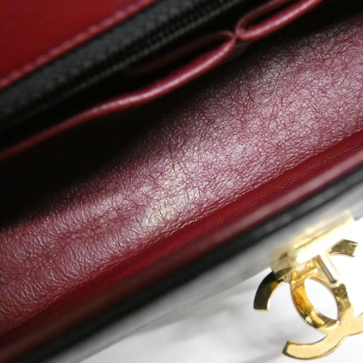 Chanel Black Leather Shoulder Bag (Pre-Owned)