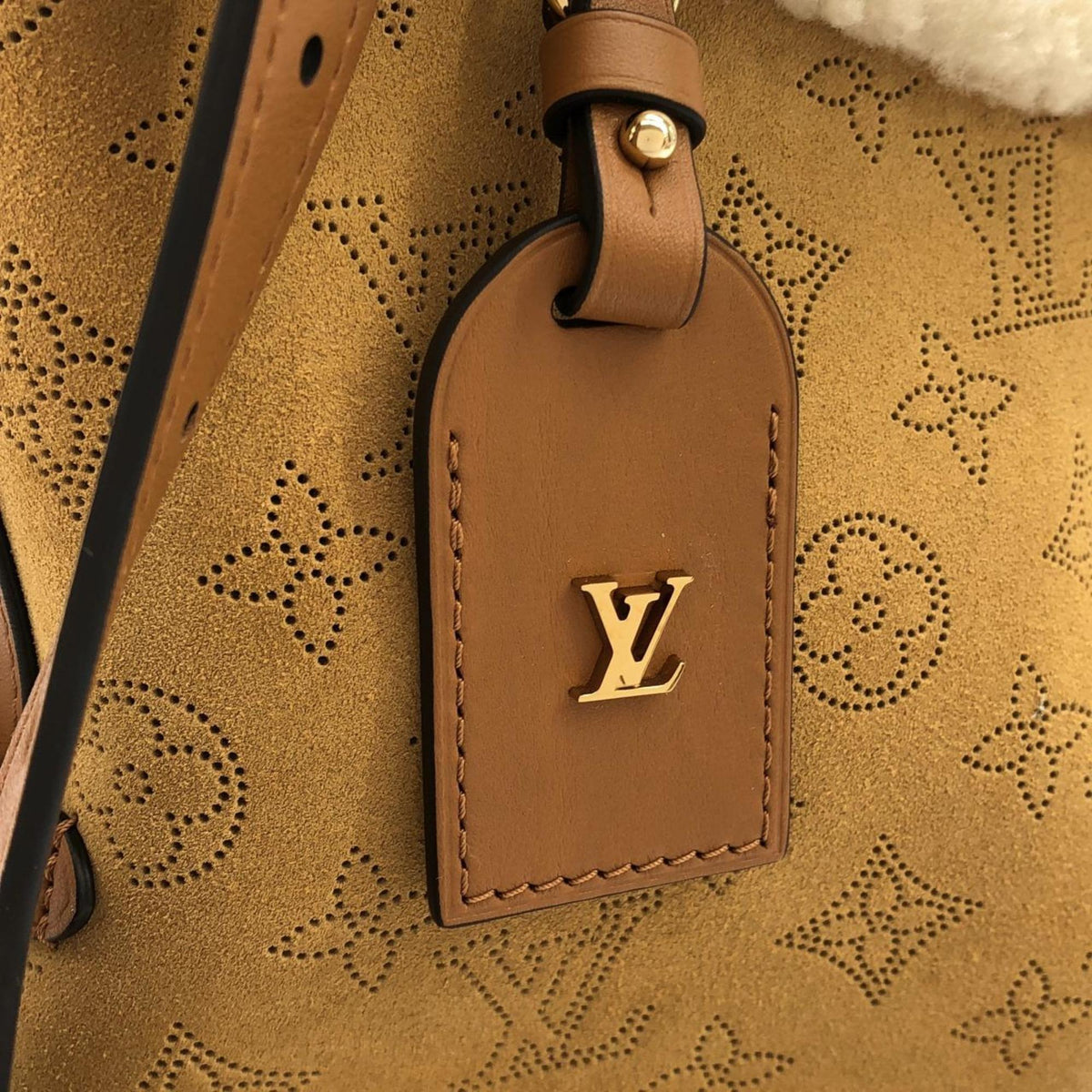 Louis Vuitton Beige Leather Shoulder Bag (Pre-Owned)