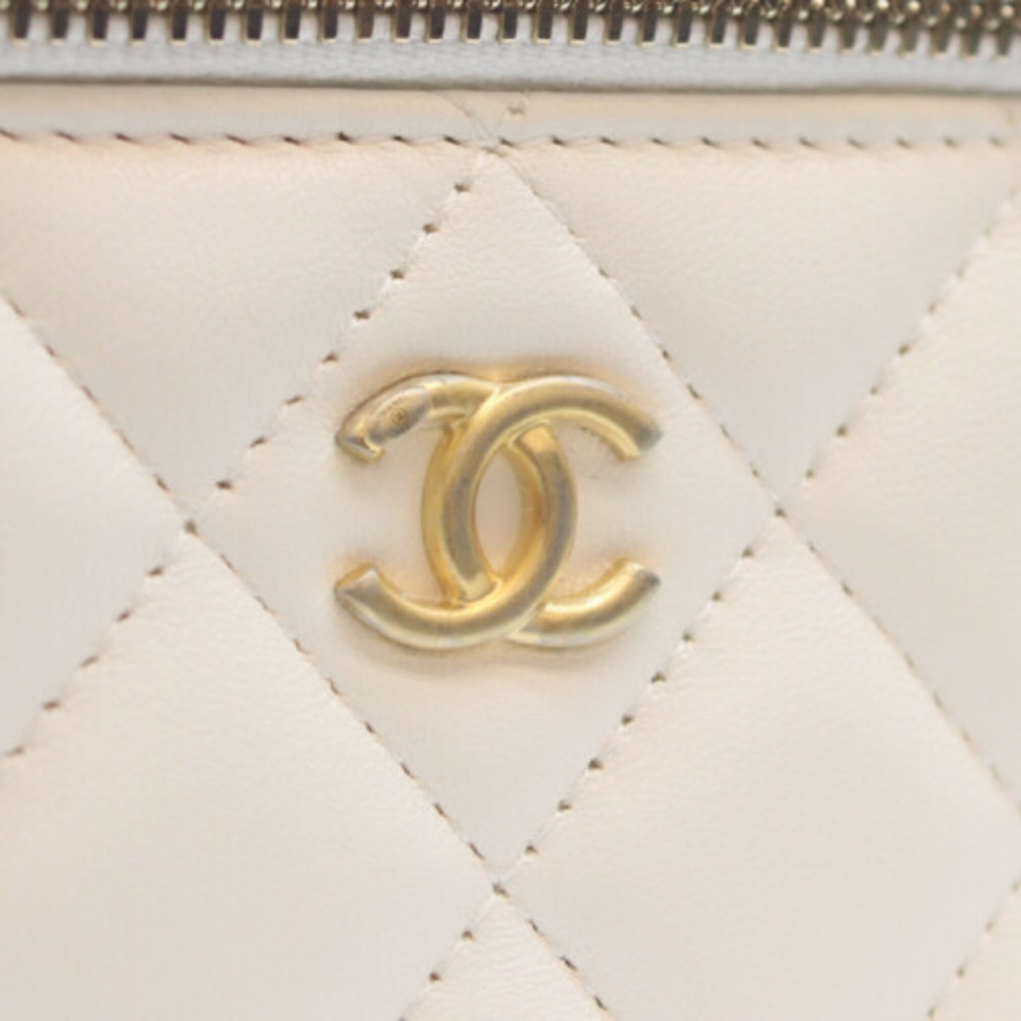 Chanel White Leather Shoulder Bag Vanity Bag (Pre-Owned)