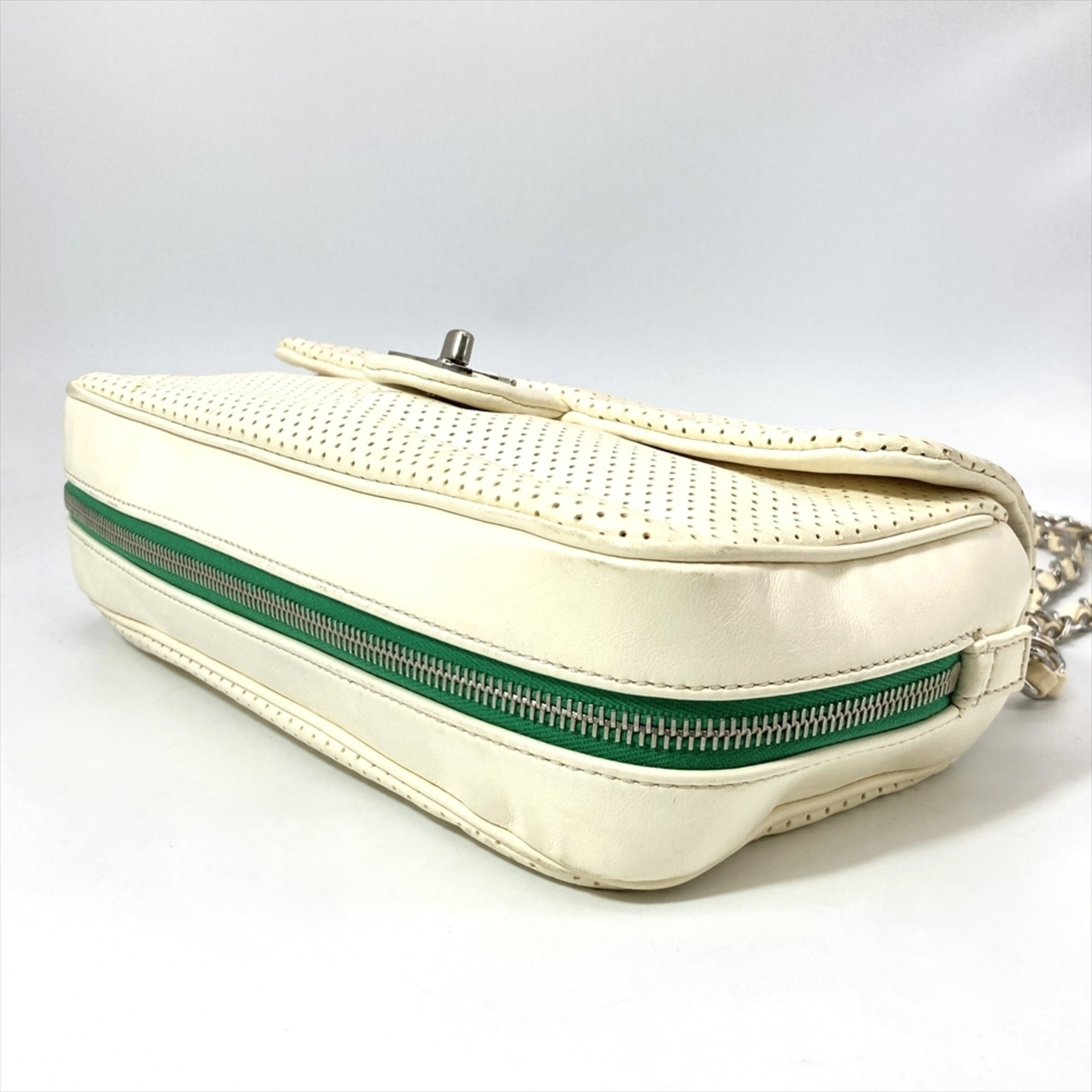 Chanel Green White Shoulder Bag (Pre-Owned)