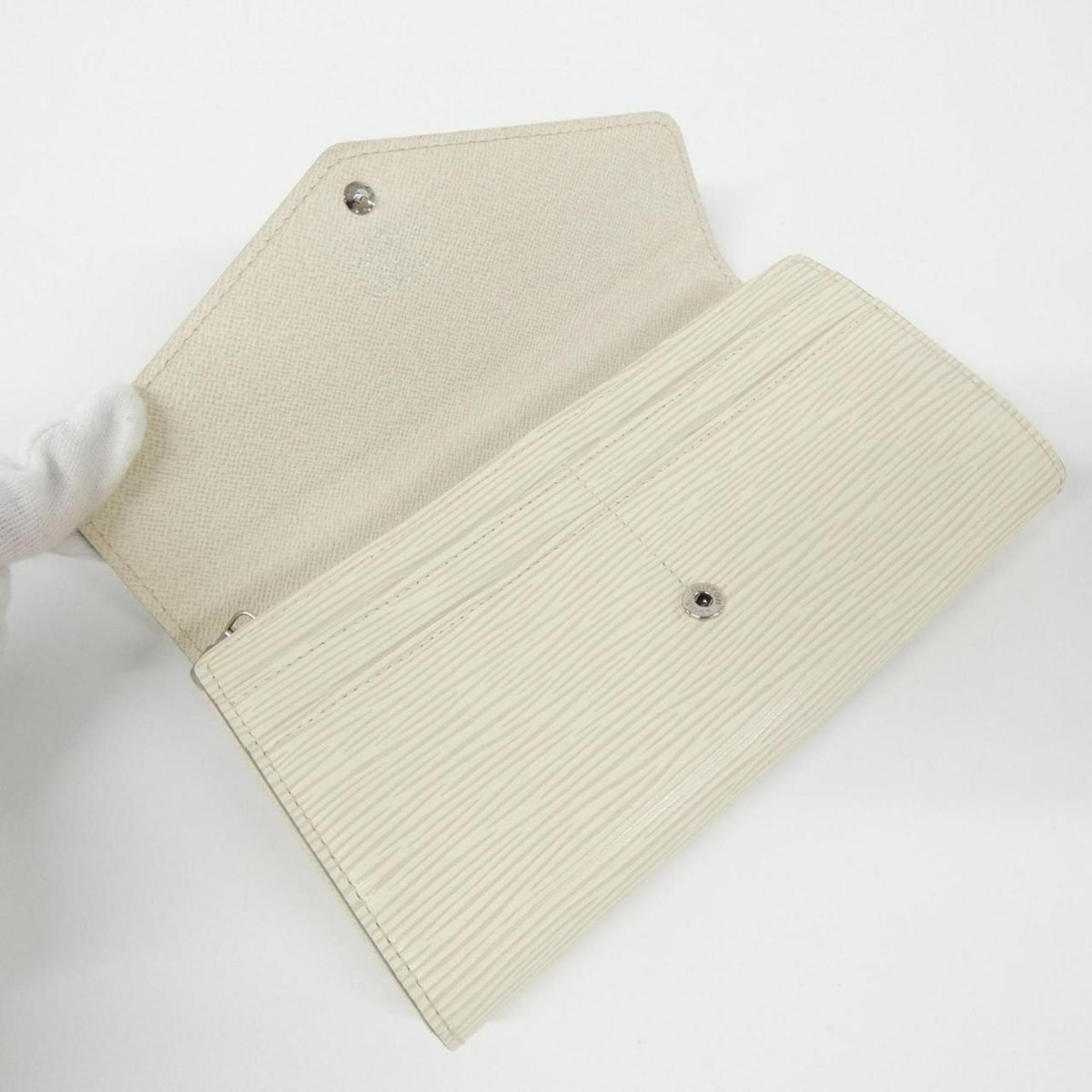 Louis Vuitton Lv Off White Leather Long Wallet (Bi-Fold) (Pre-Owned)
