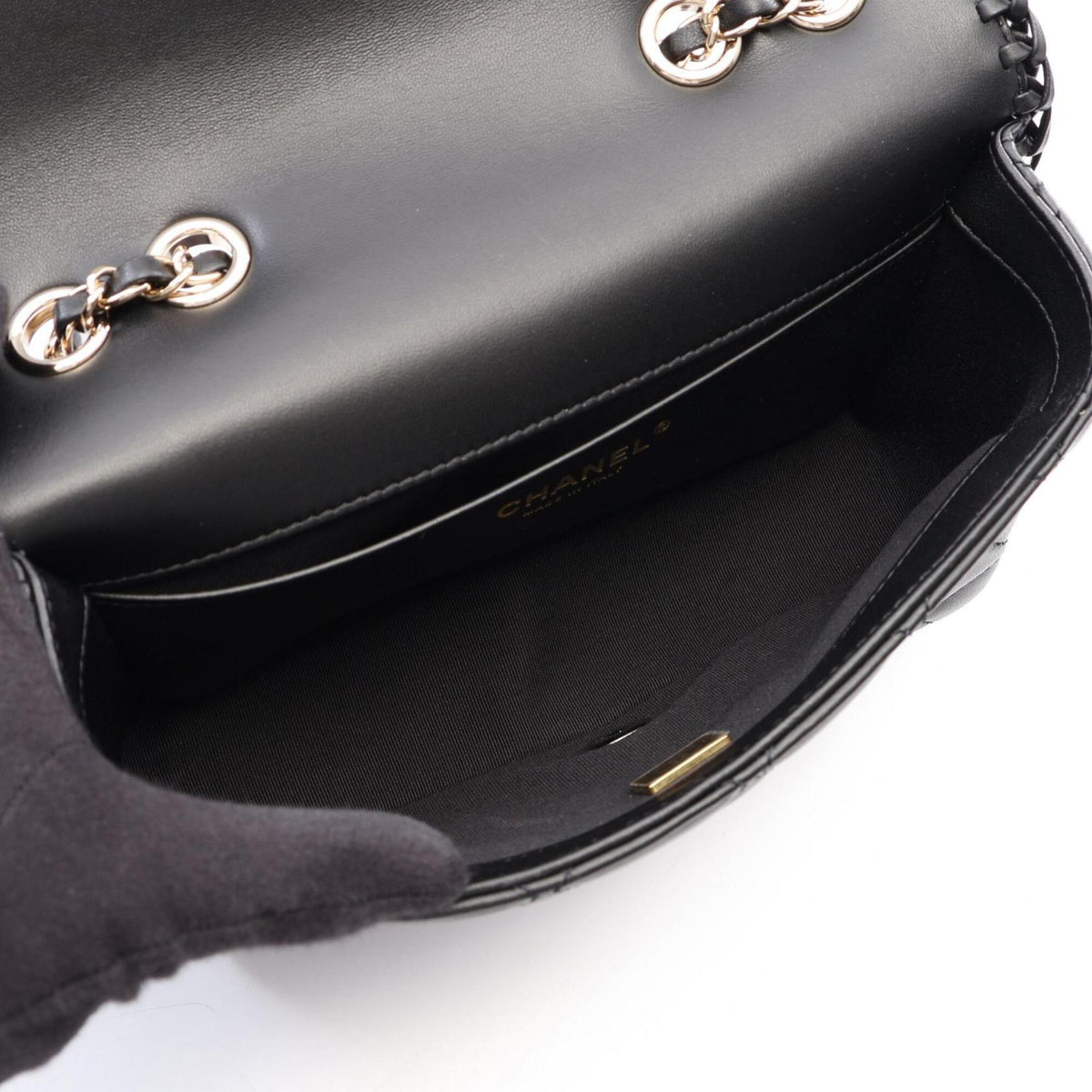 Chanel Black Leather Shoulder Bag (Pre-Owned)