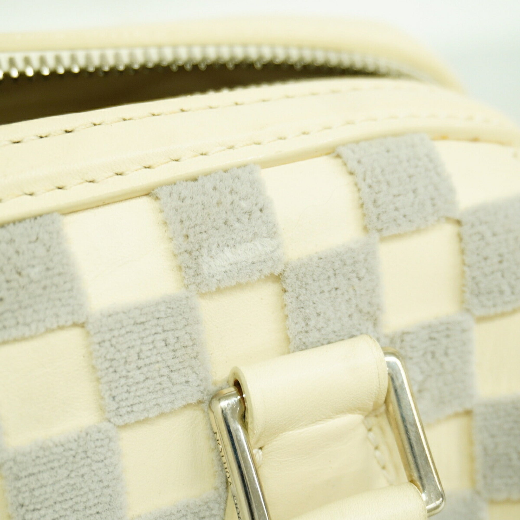 Louis Vuitton Gris Handbag (Pre-Owned)