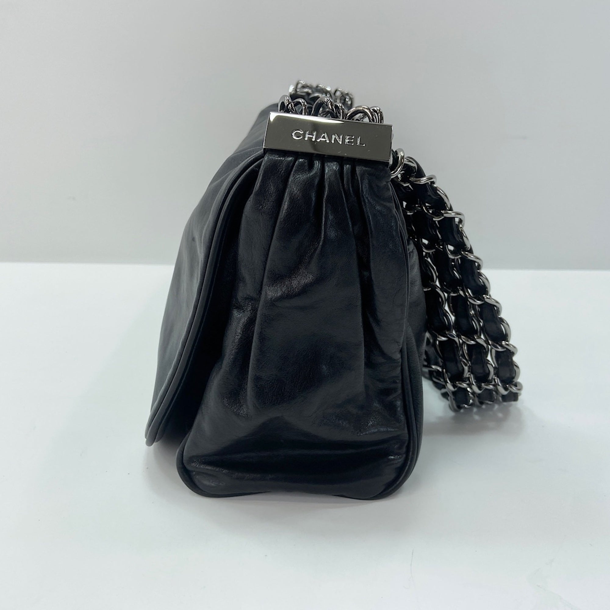 Chanel Black Shoulder Bag (Pre-Owned)