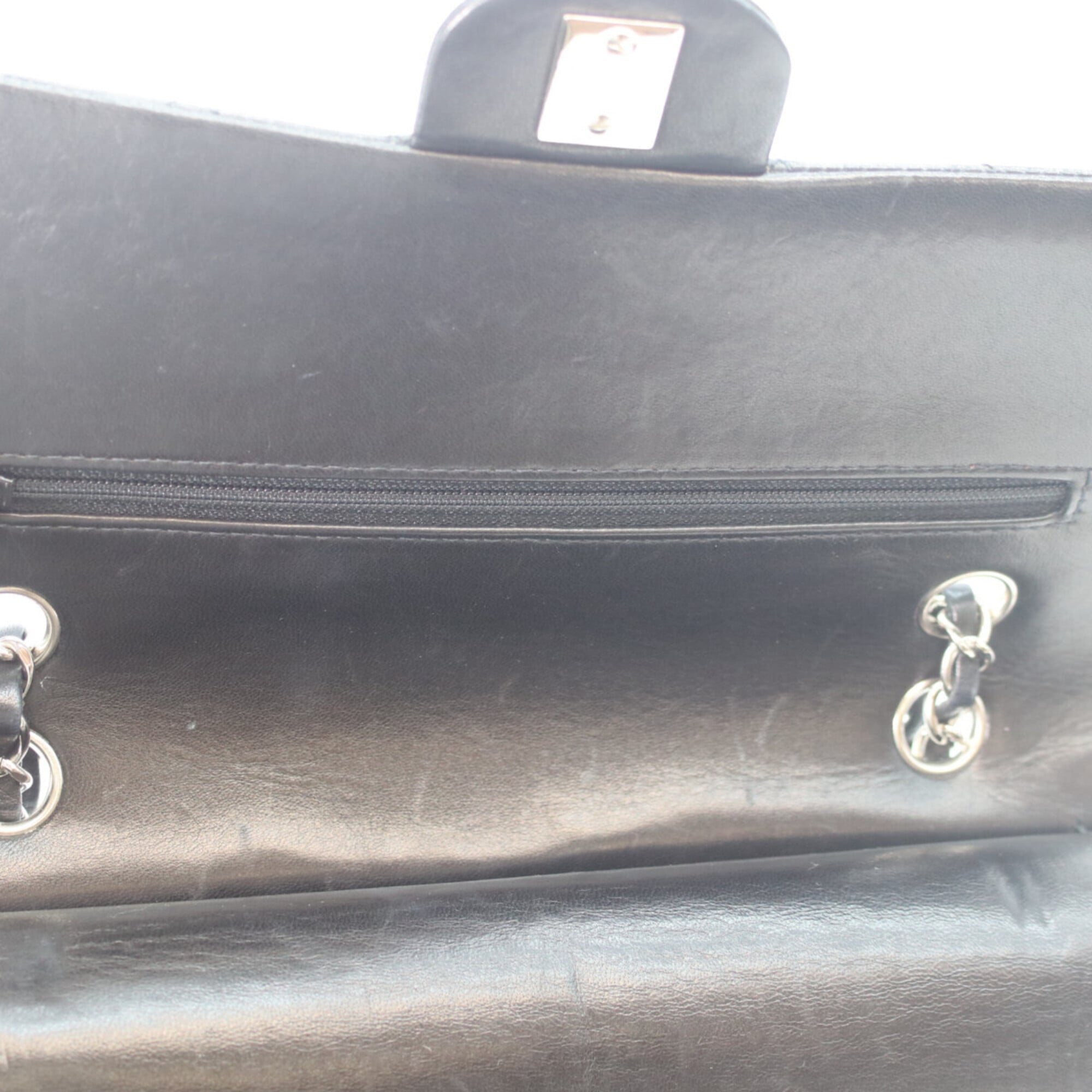 Chanel Black Leather Shoulder Bag (Pre-Owned)