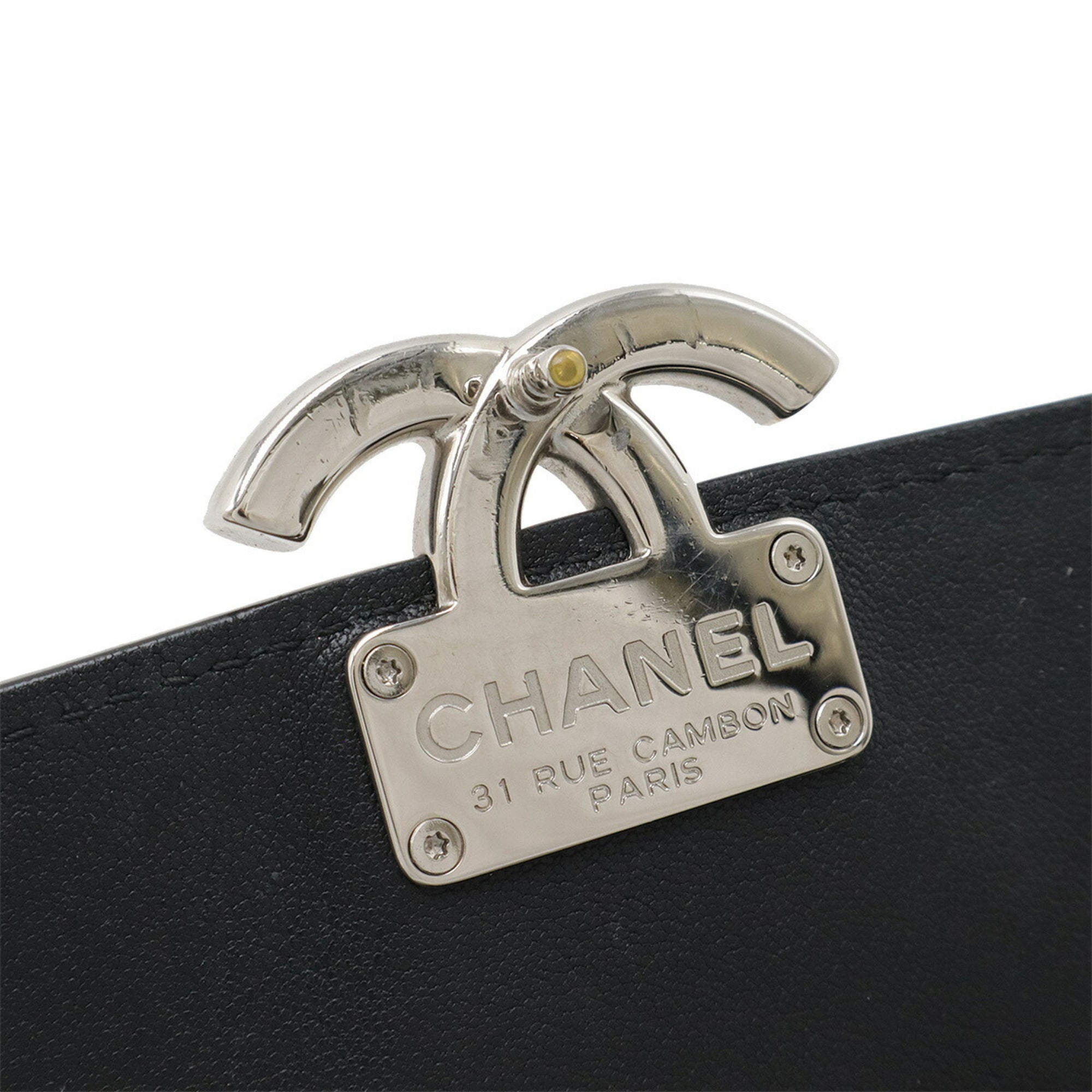 Chanel Black Leather Shoulder Bag (Pre-Owned)