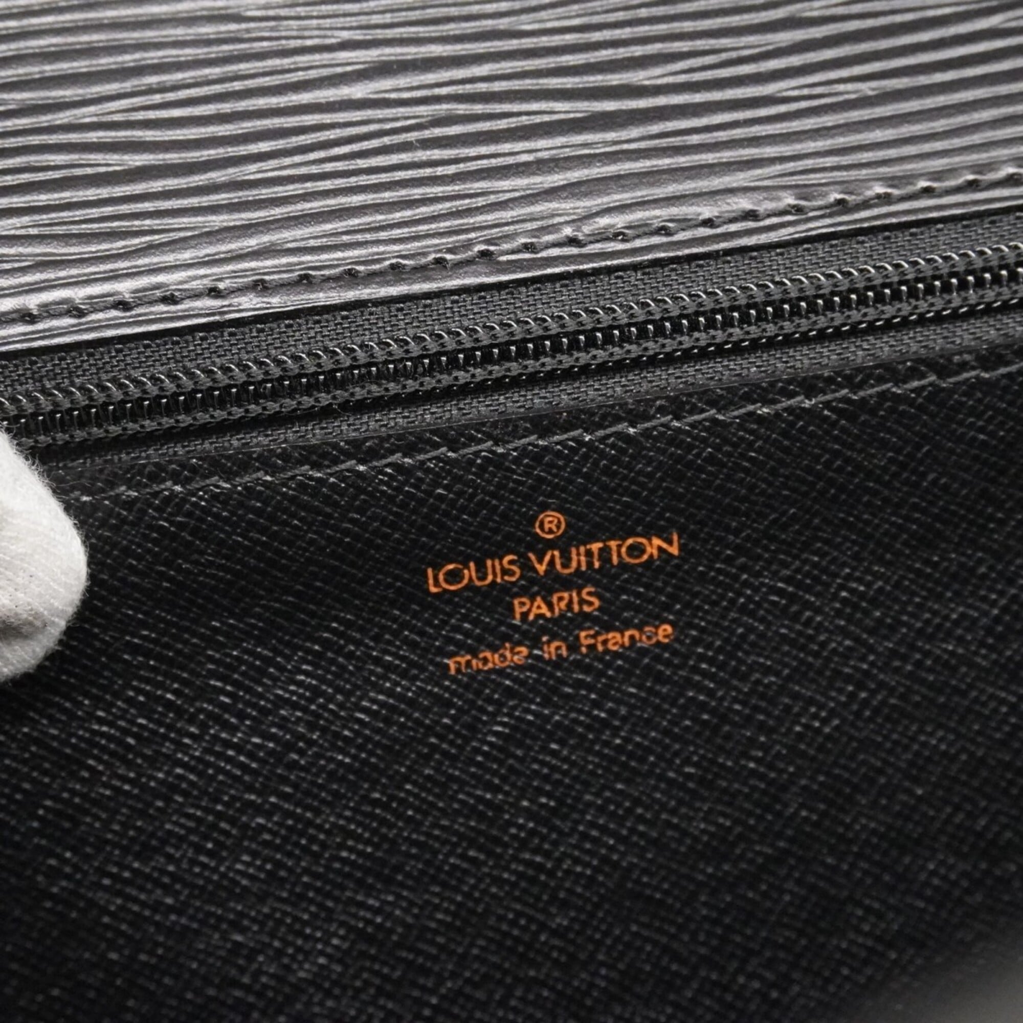 Louis Vuitton Noir Clutch Bag (Pre-Owned)