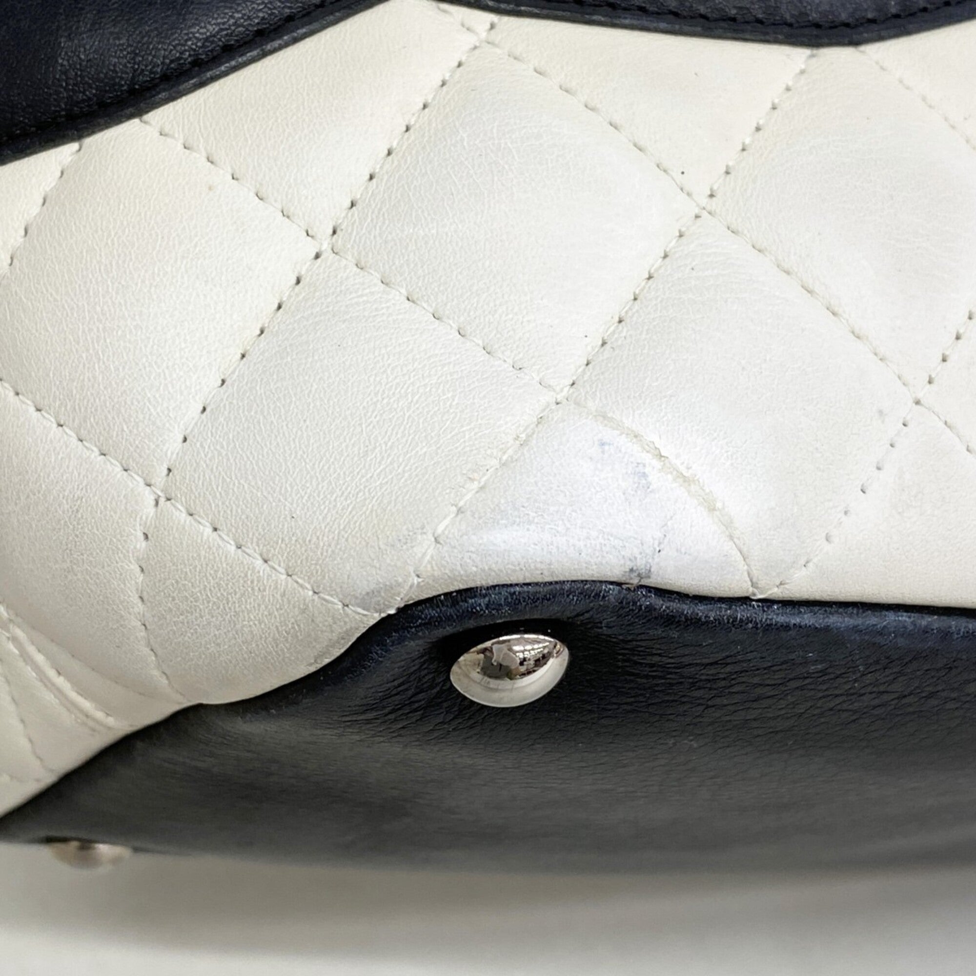 Chanel White Leather Tote Bag (Pre-Owned)
