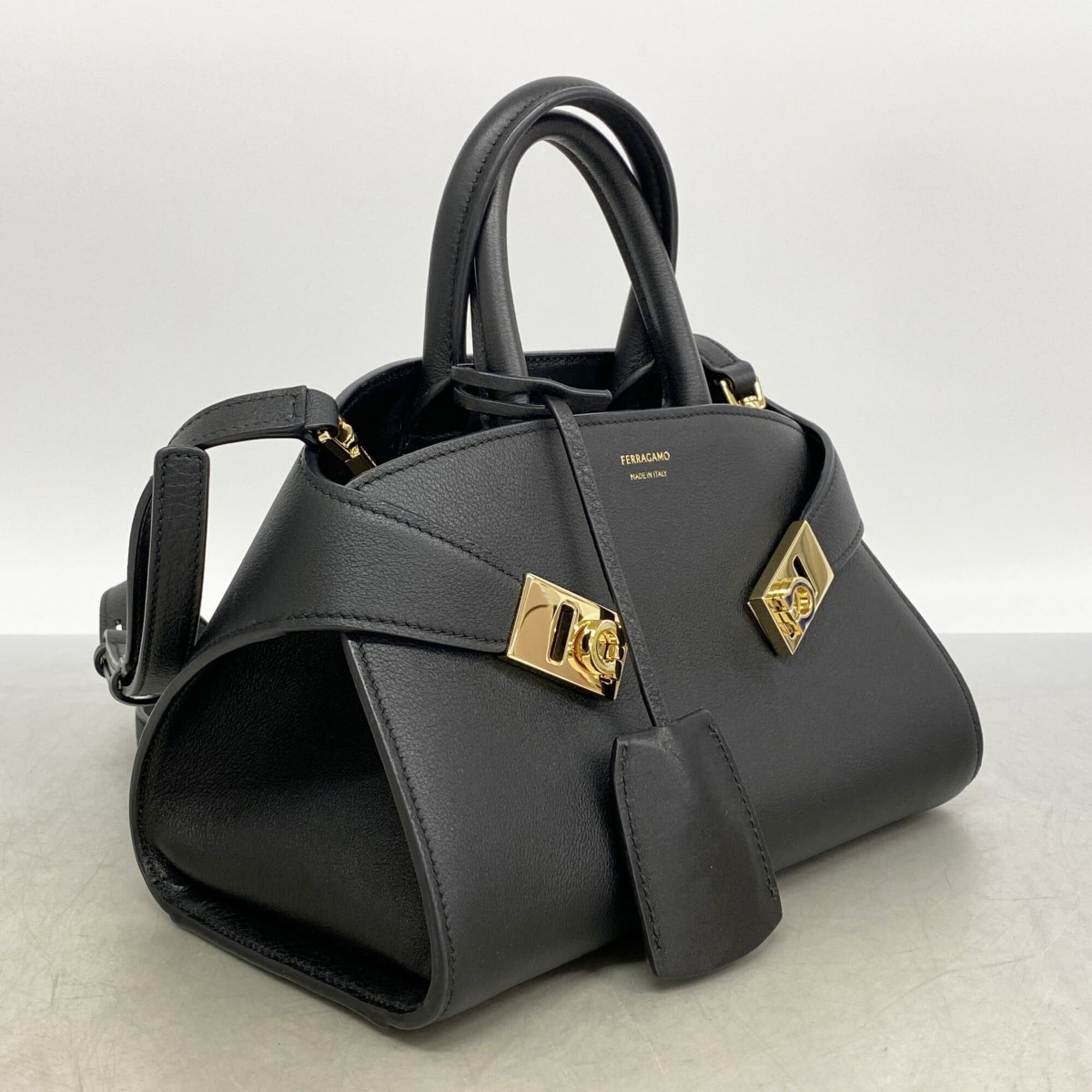 Salvatore Ferragamo Black Leather Handbag (Pre-Owned)