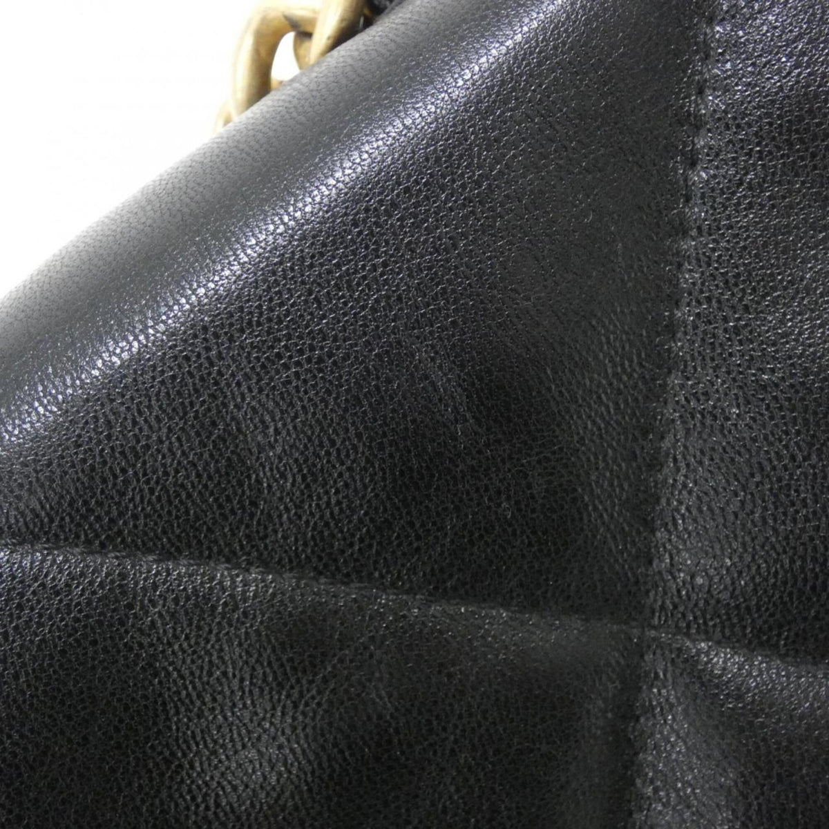 Chanel Black Leather Shoulder Bag (Pre-Owned)