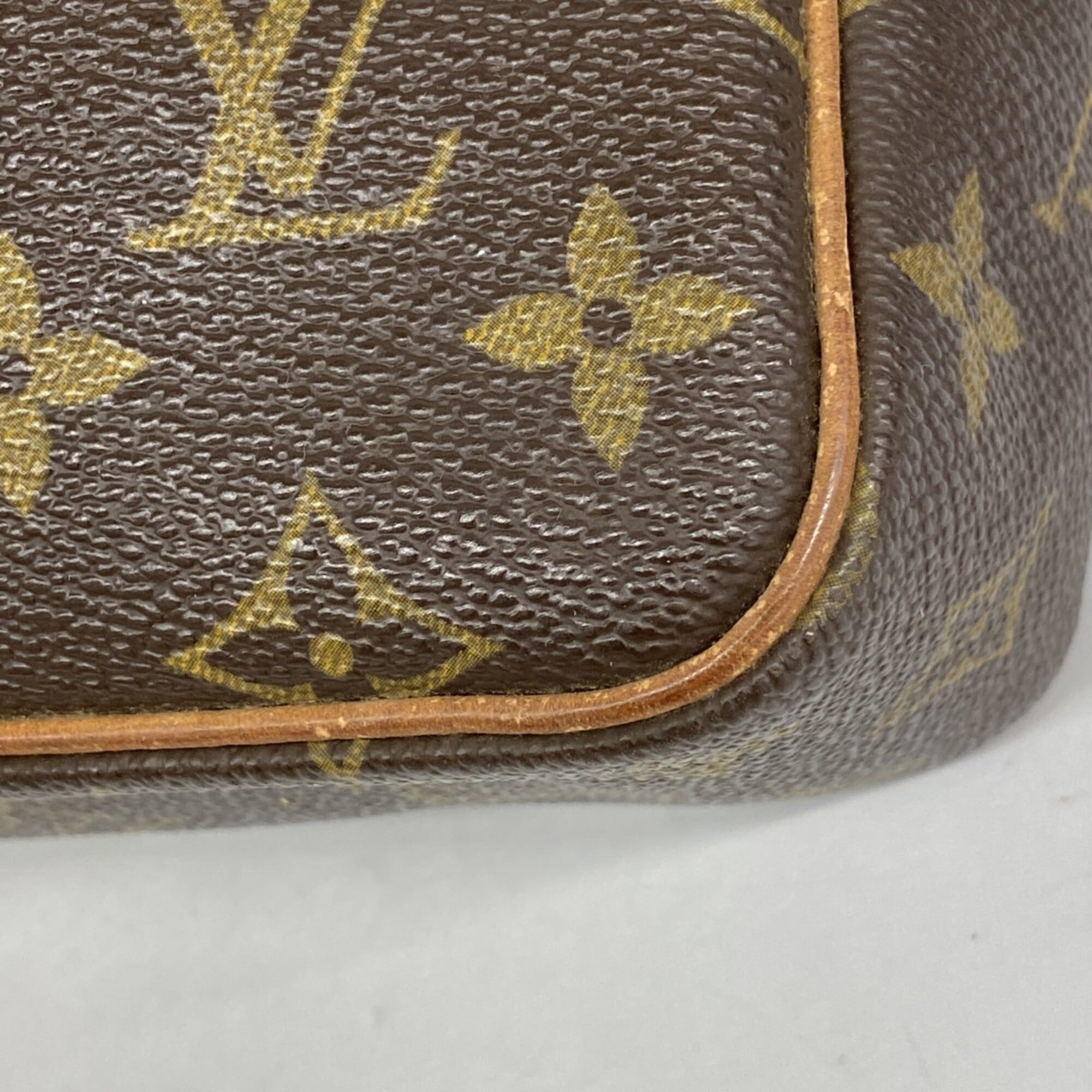 Louis Vuitton Brown Clutch Bag (Pre-Owned)