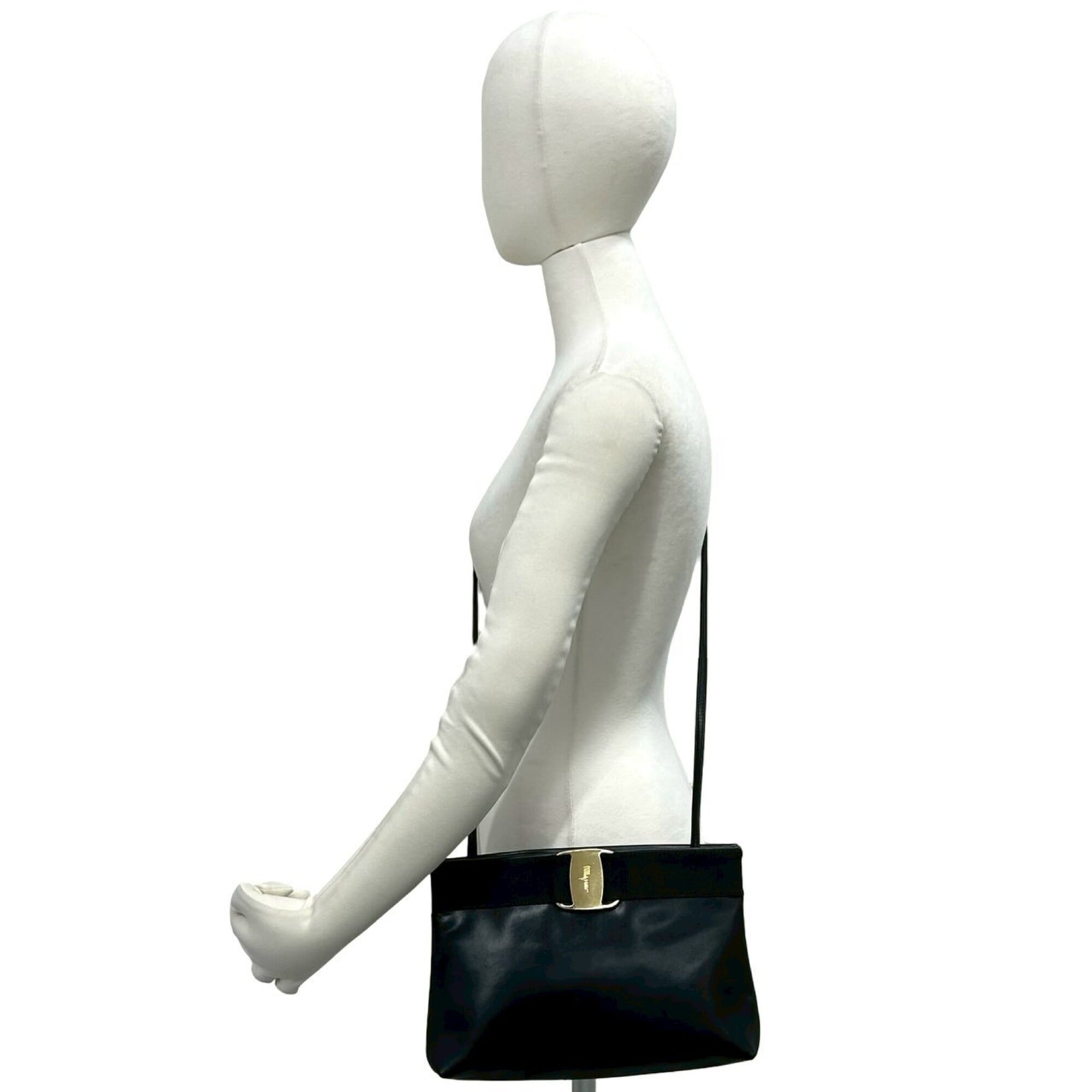Salvatore Ferragamo Black Leather Pochette Shoulder Bag (Pre-Owned)