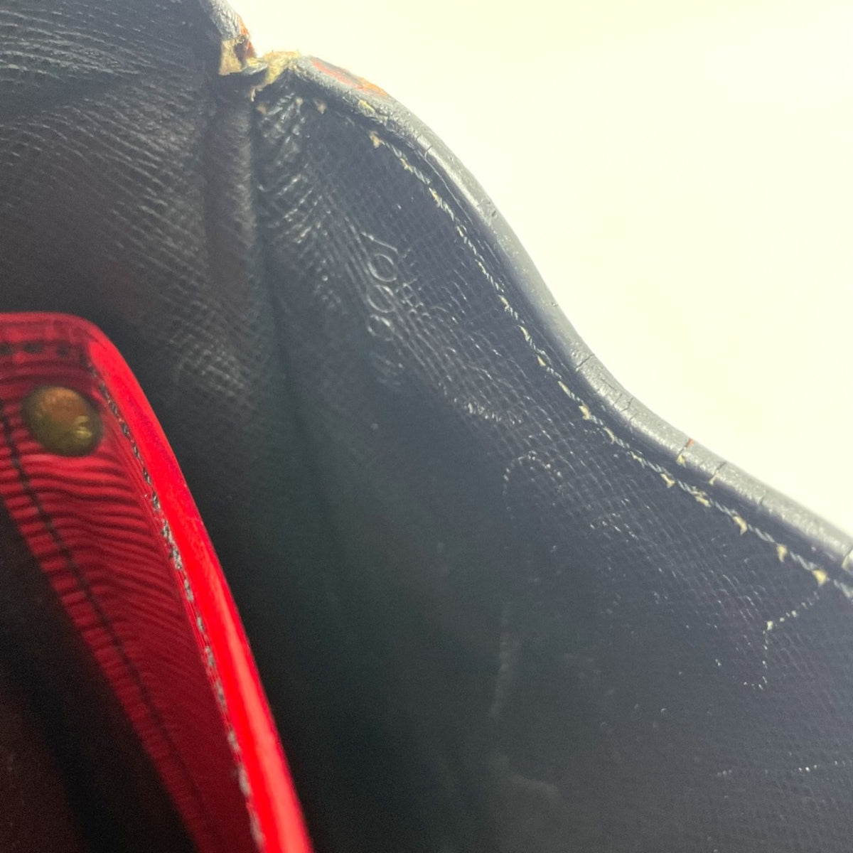 Louis Vuitton Red Leather Shoulder Bag (Pre-Owned)