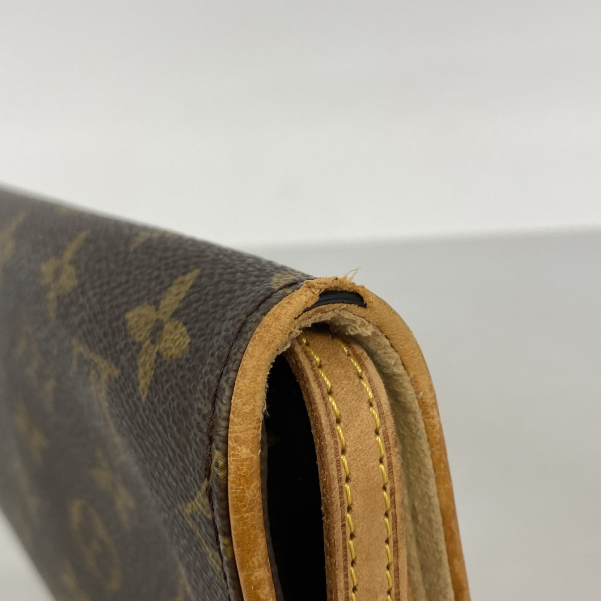 Louis Vuitton Brown Shoulder Bag (Pre-Owned)