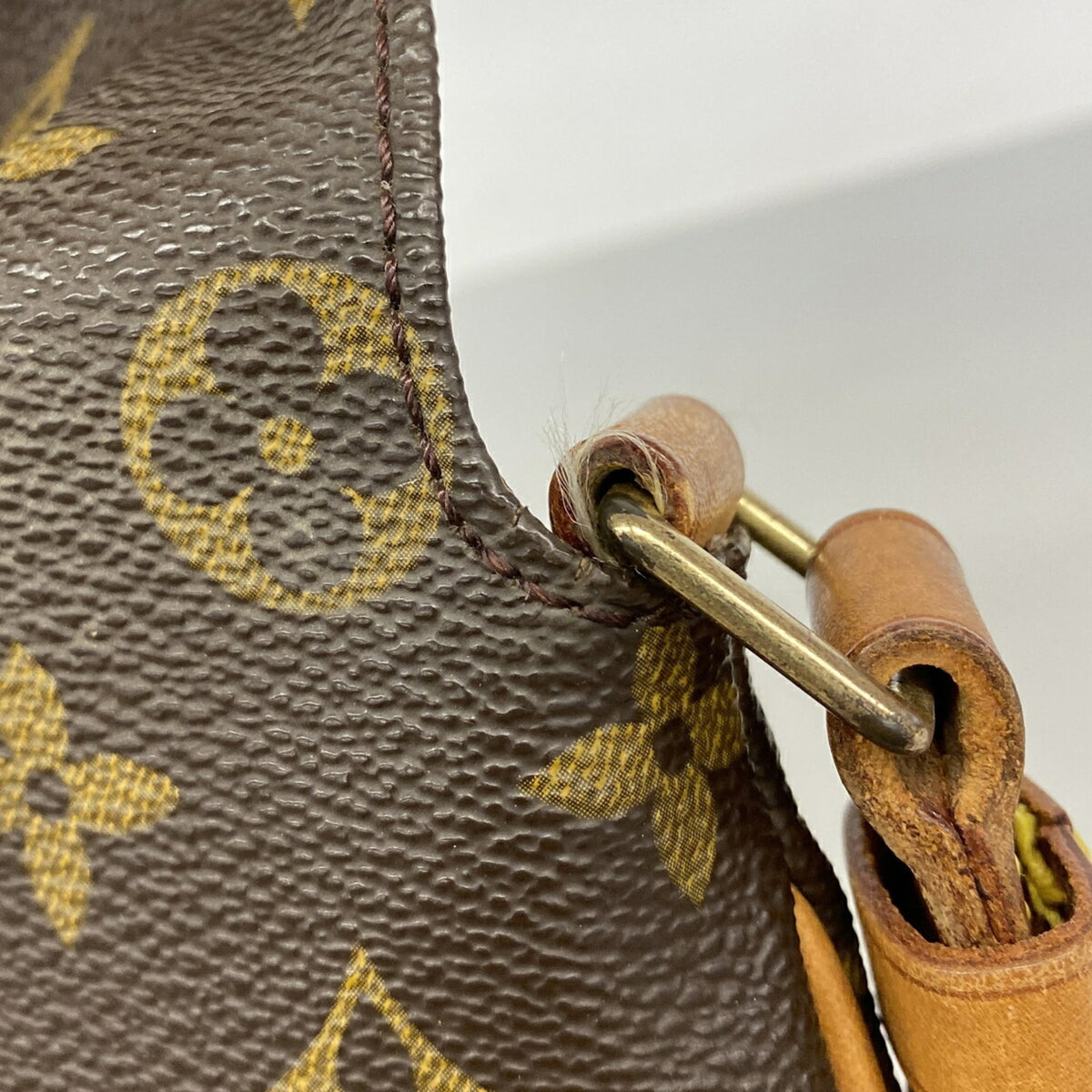 Louis Vuitton Brown Shoulder Bag (Pre-Owned)