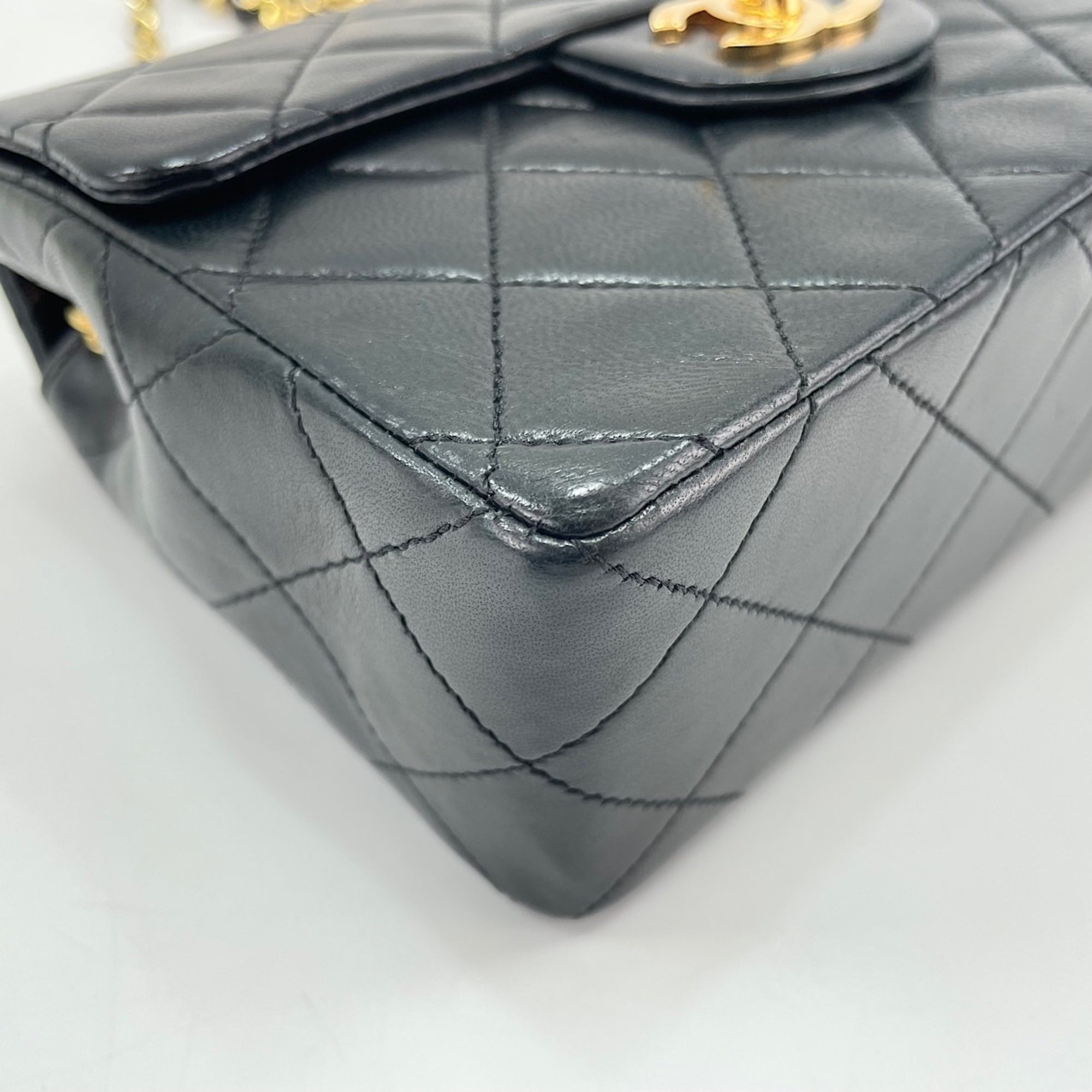 Chanel Black Shoulder Bag (Pre-Owned)