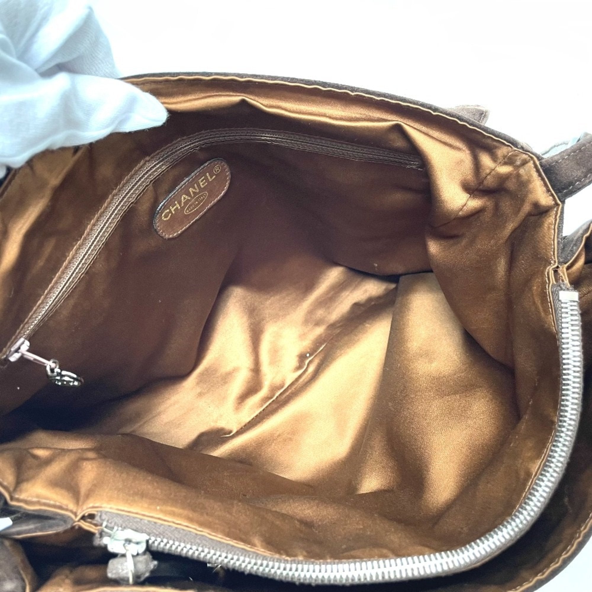 Chanel Brown Leather Shoulder Bag (Pre-Owned)
