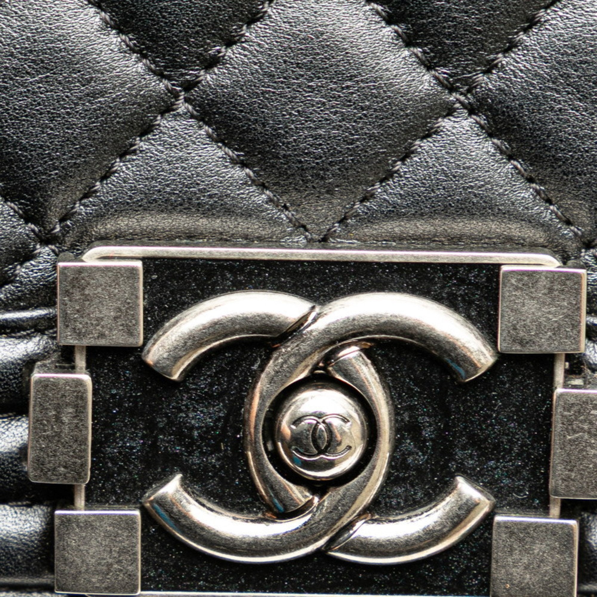 Chanel Black Leather Shoulder Bag (Pre-Owned)
