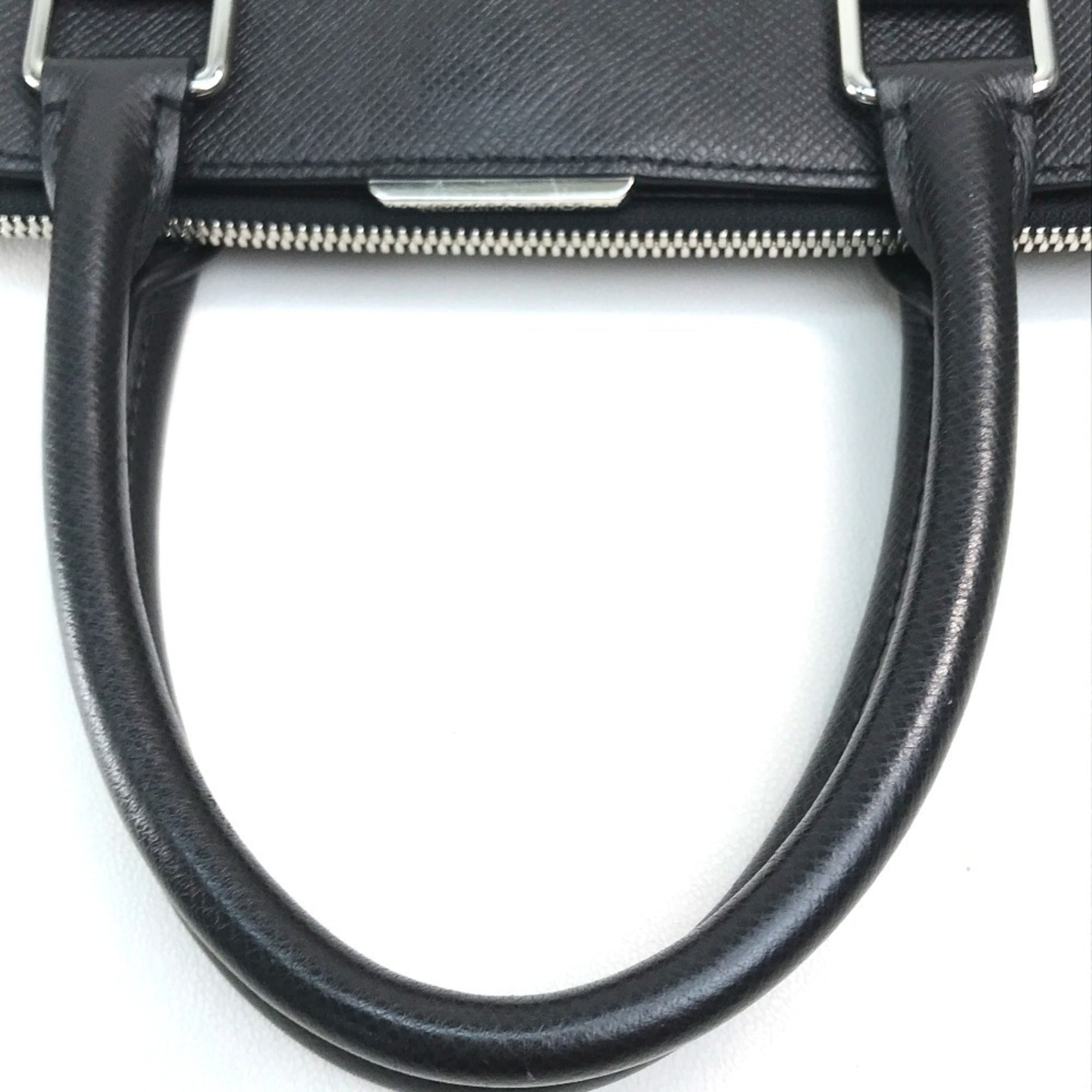 Louis Vuitton Taiga Black Noir Taiga Leather Handbag Shoulder Bag (Pre-Owned)