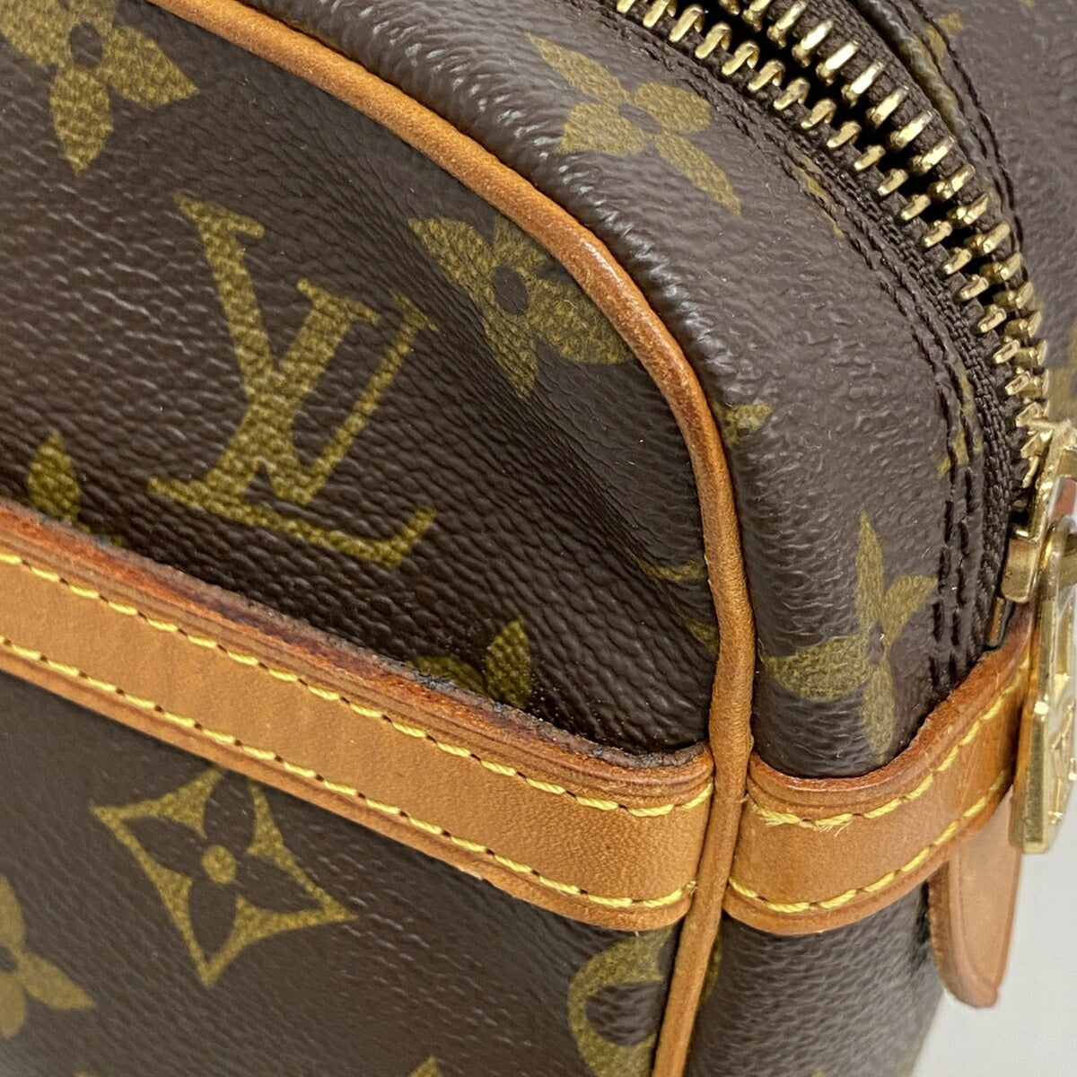 Louis Vuitton Brown Clutch Bag (Pre-Owned)