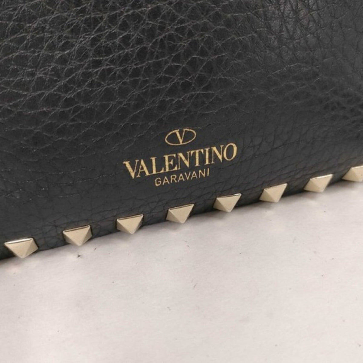 Valentino Garavani Black Leather Shoulder Bag (Pre-Owned)