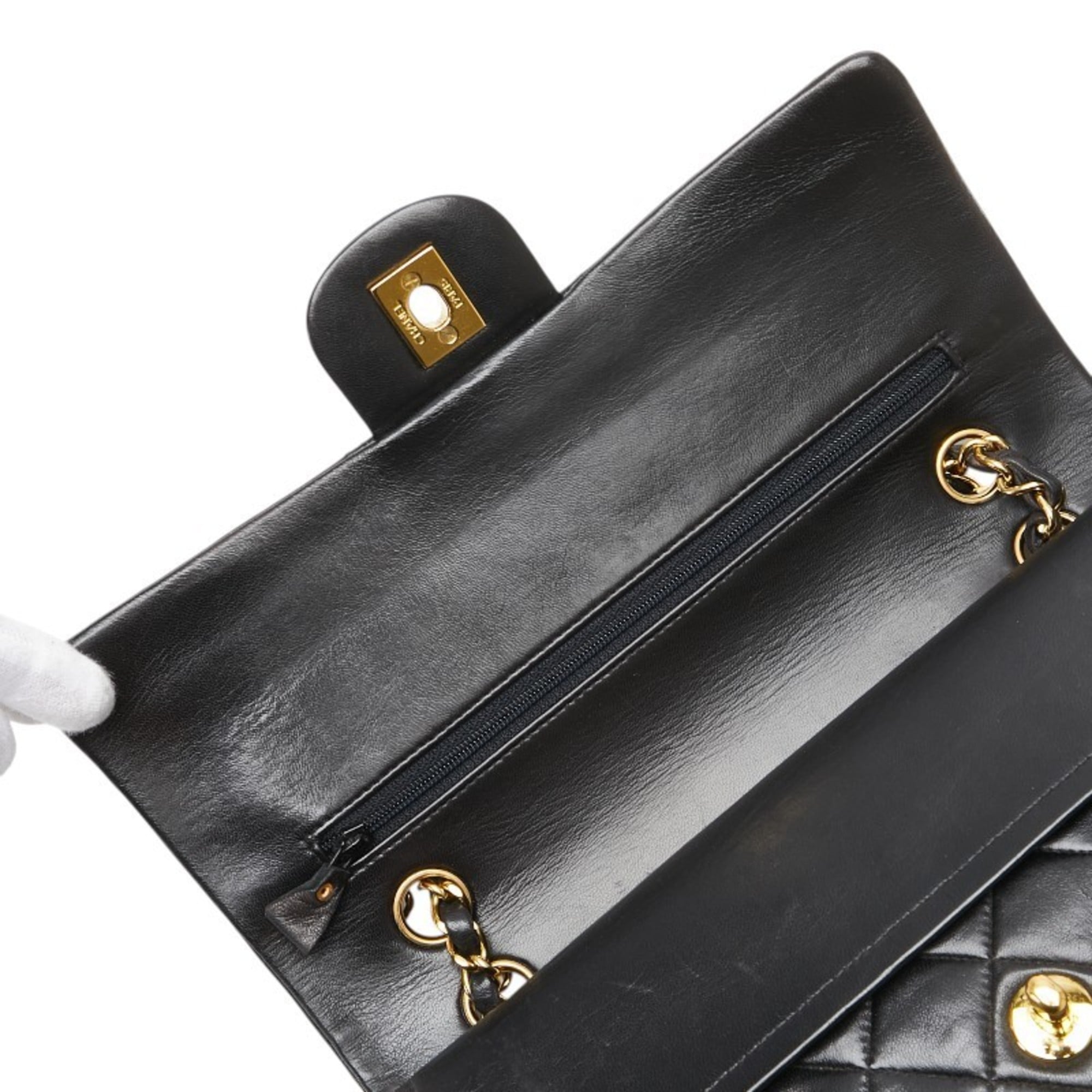Chanel Black Leather Shoulder Bag (Pre-Owned)