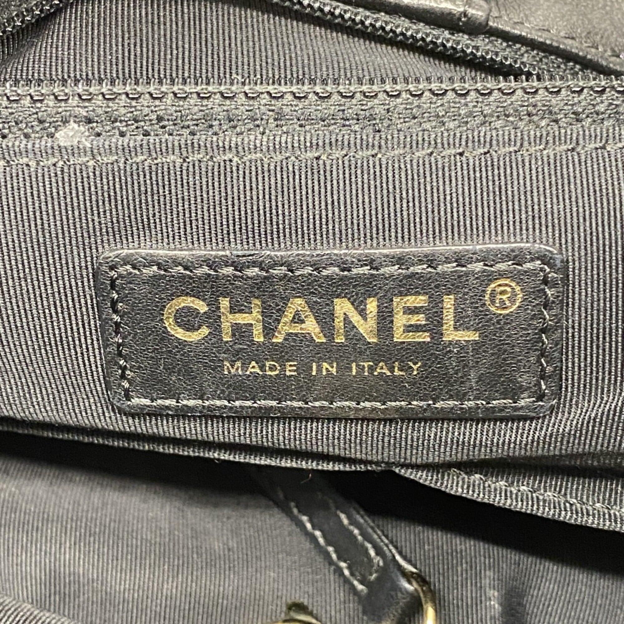 Chanel Black Leather Shoulder Bag (Pre-Owned)