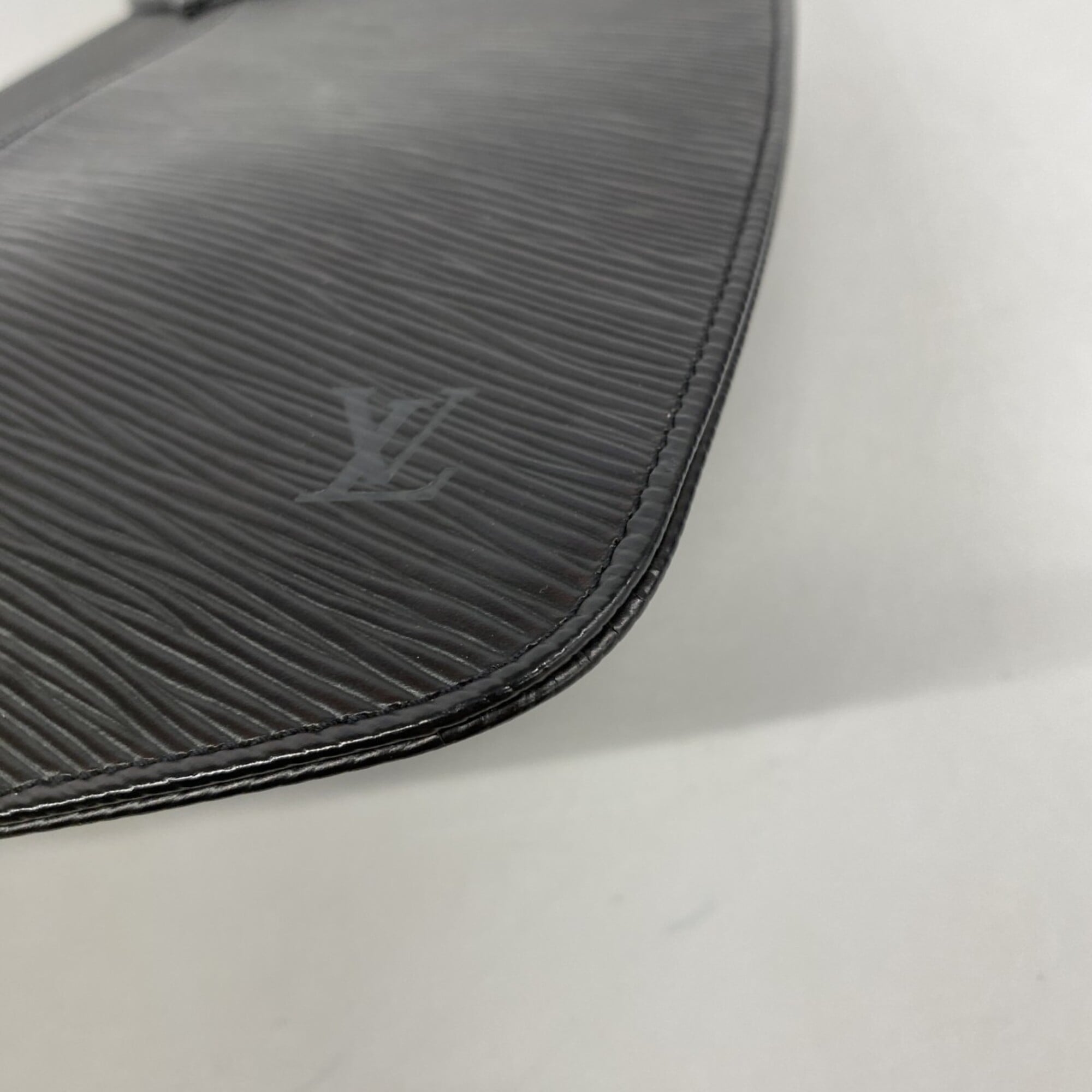 Louis Vuitton Noir Handbag (Pre-Owned)