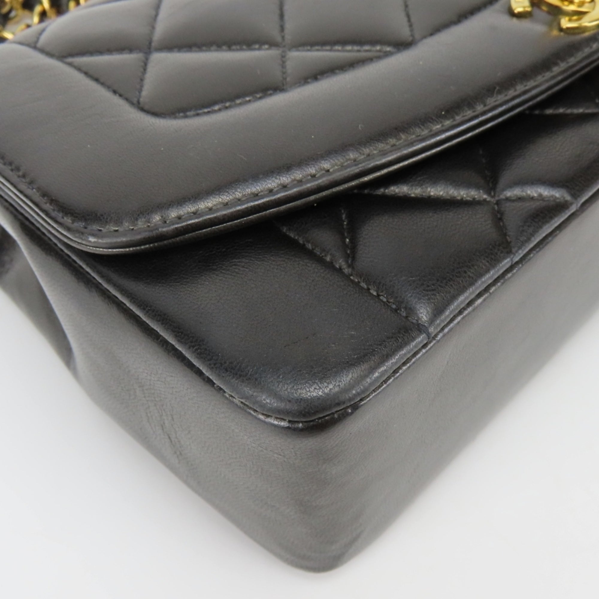 Chanel Black Leather Shoulder Bag (Pre-Owned)