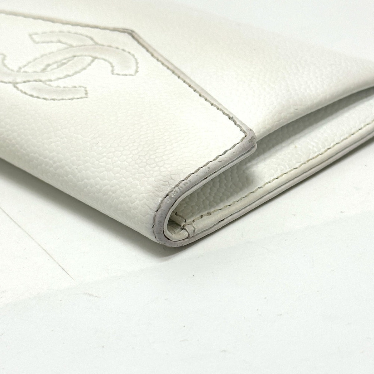 Chanel White Grained Calfskin Wallet (Bi-Fold) (Pre-Owned)
