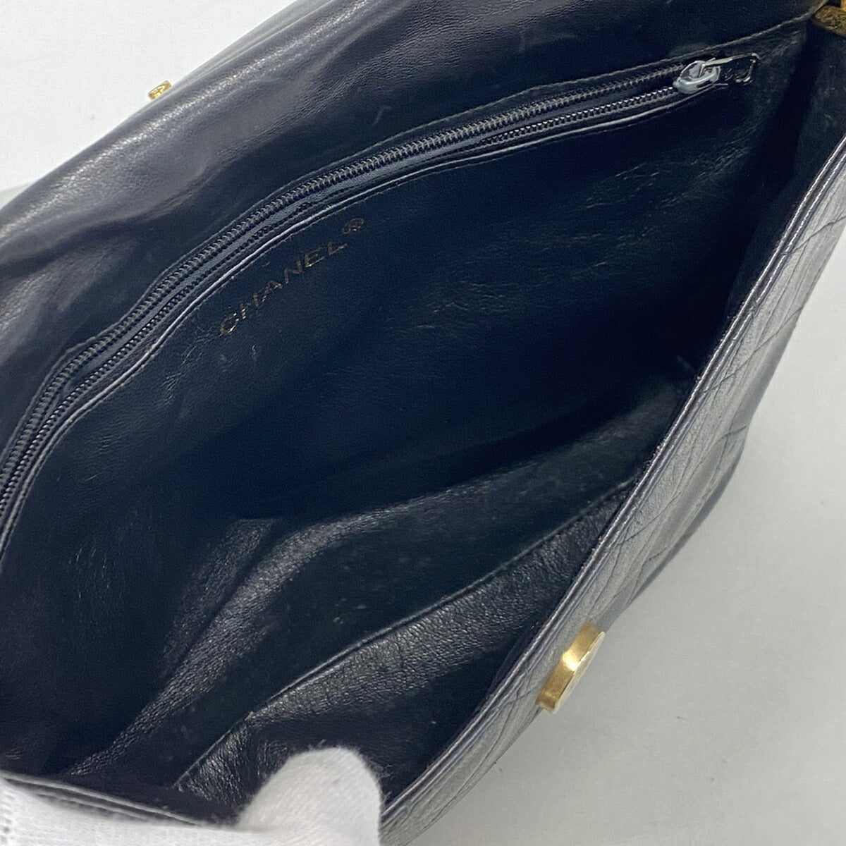 Chanel Black Leather Shoulder Bag (Pre-Owned)