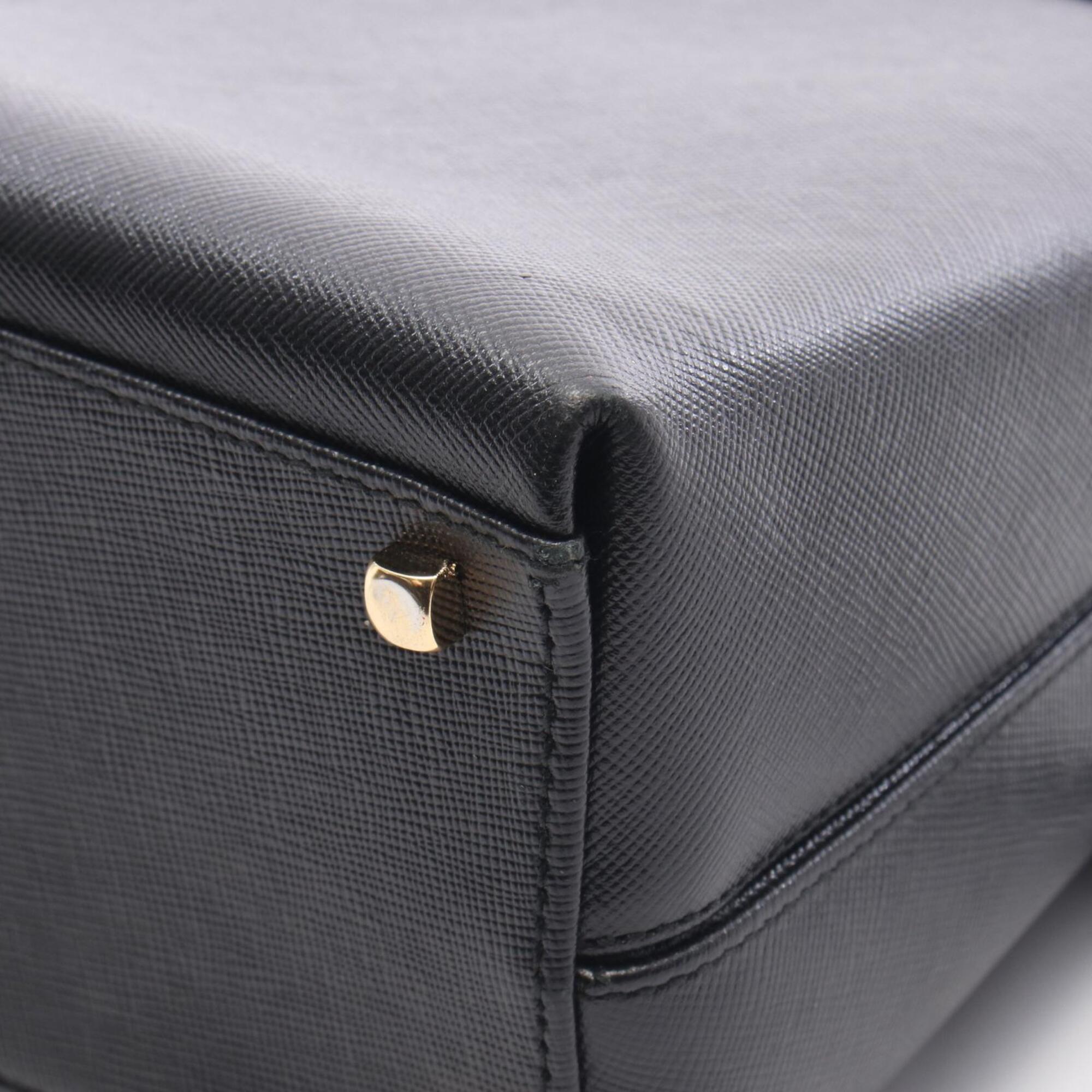 Salvatore Ferragamo Black Leather Handbag (Pre-Owned)