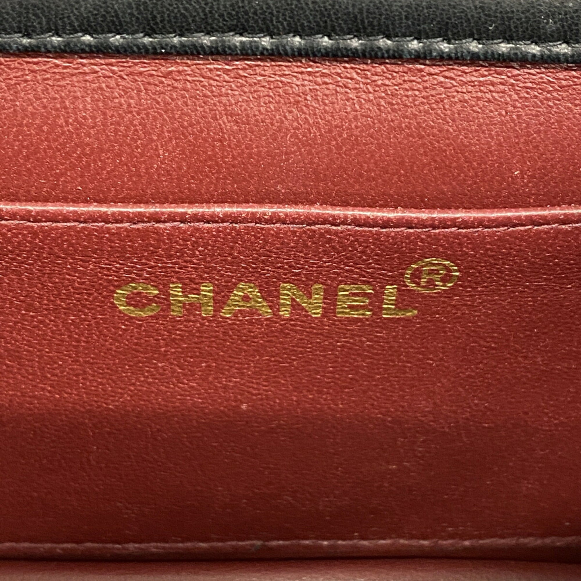 Chanel Black Leather Shoulder Bag (Pre-Owned)