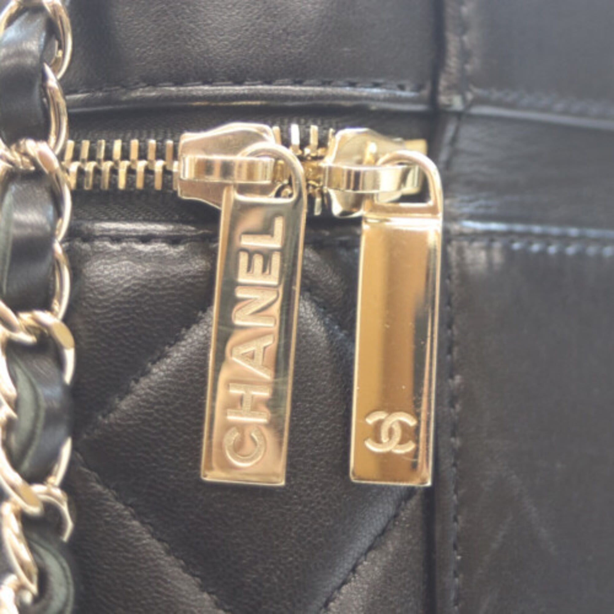 Chanel Black Leather Shoulder Bag (Pre-Owned)
