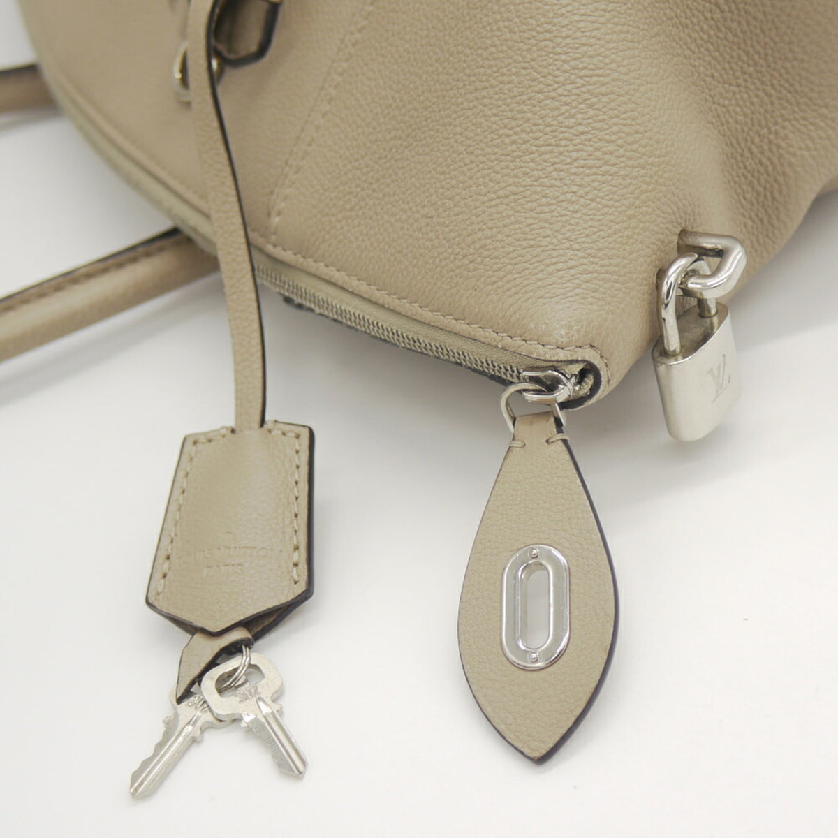 Louis Vuitton Gray Veau Cachemire Leather Handbag Shoulder Bag (Pre-Owned)
