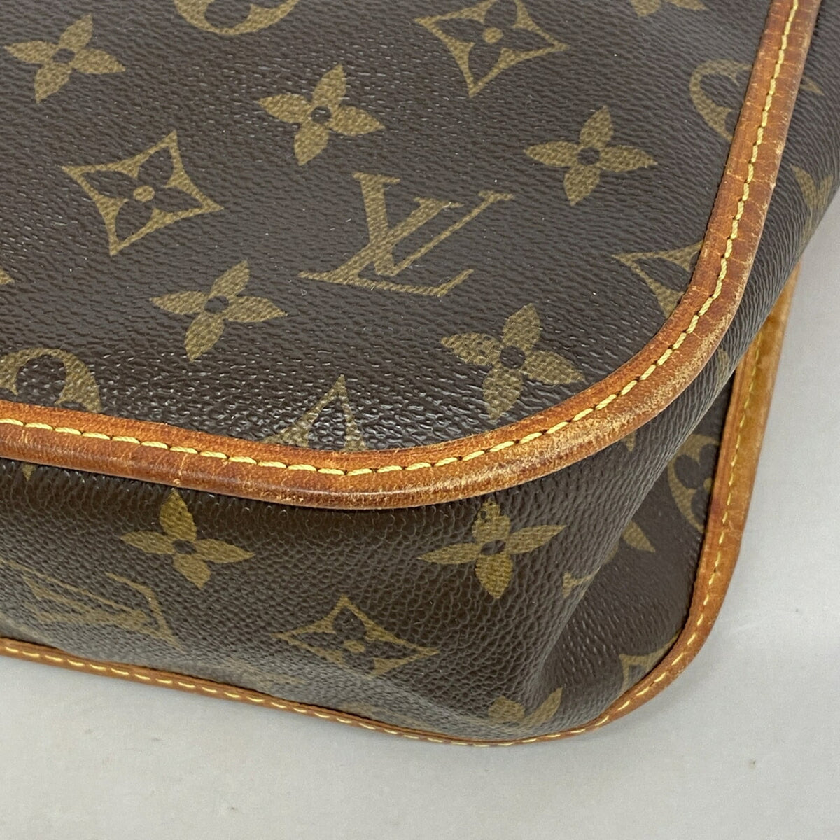 Louis Vuitton Brown Shoulder Bag (Pre-Owned)