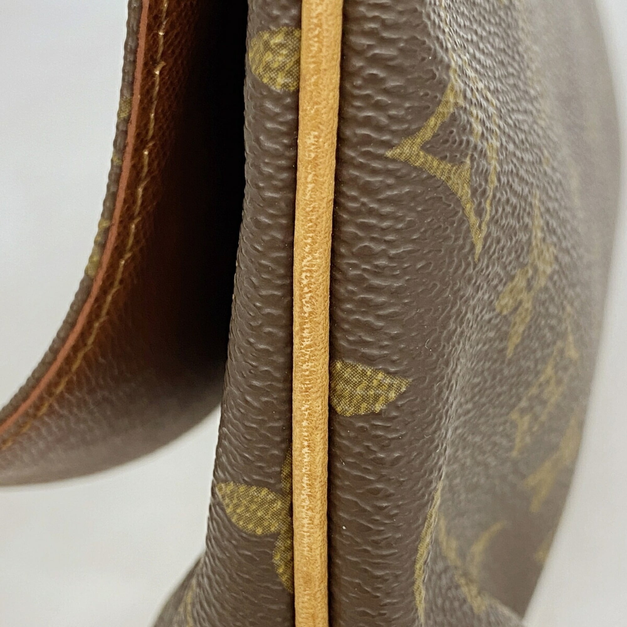 Louis Vuitton Brown Shoulder Bag (Pre-Owned)