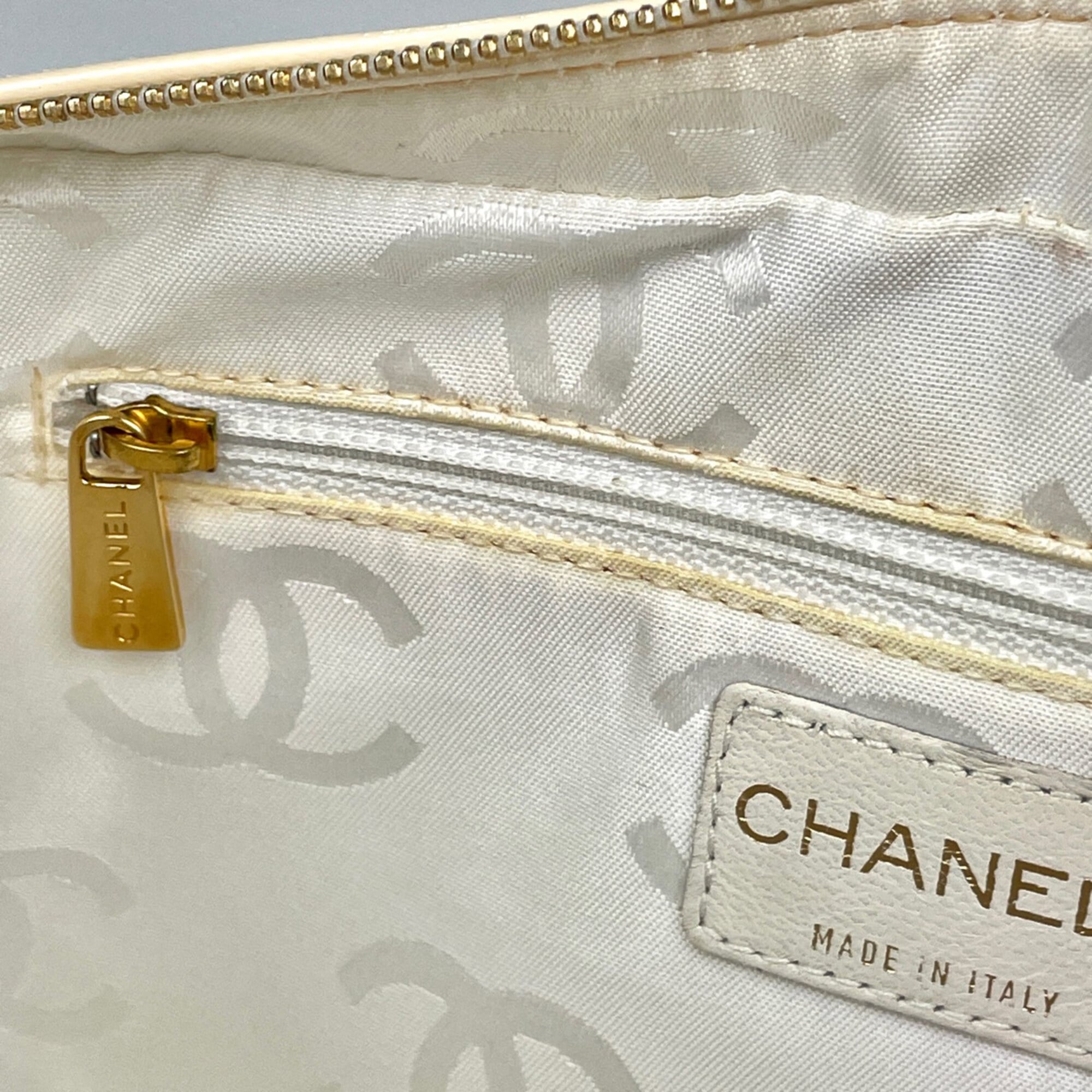 Chanel Beige Patent Leather Handbag (Pre-Owned)