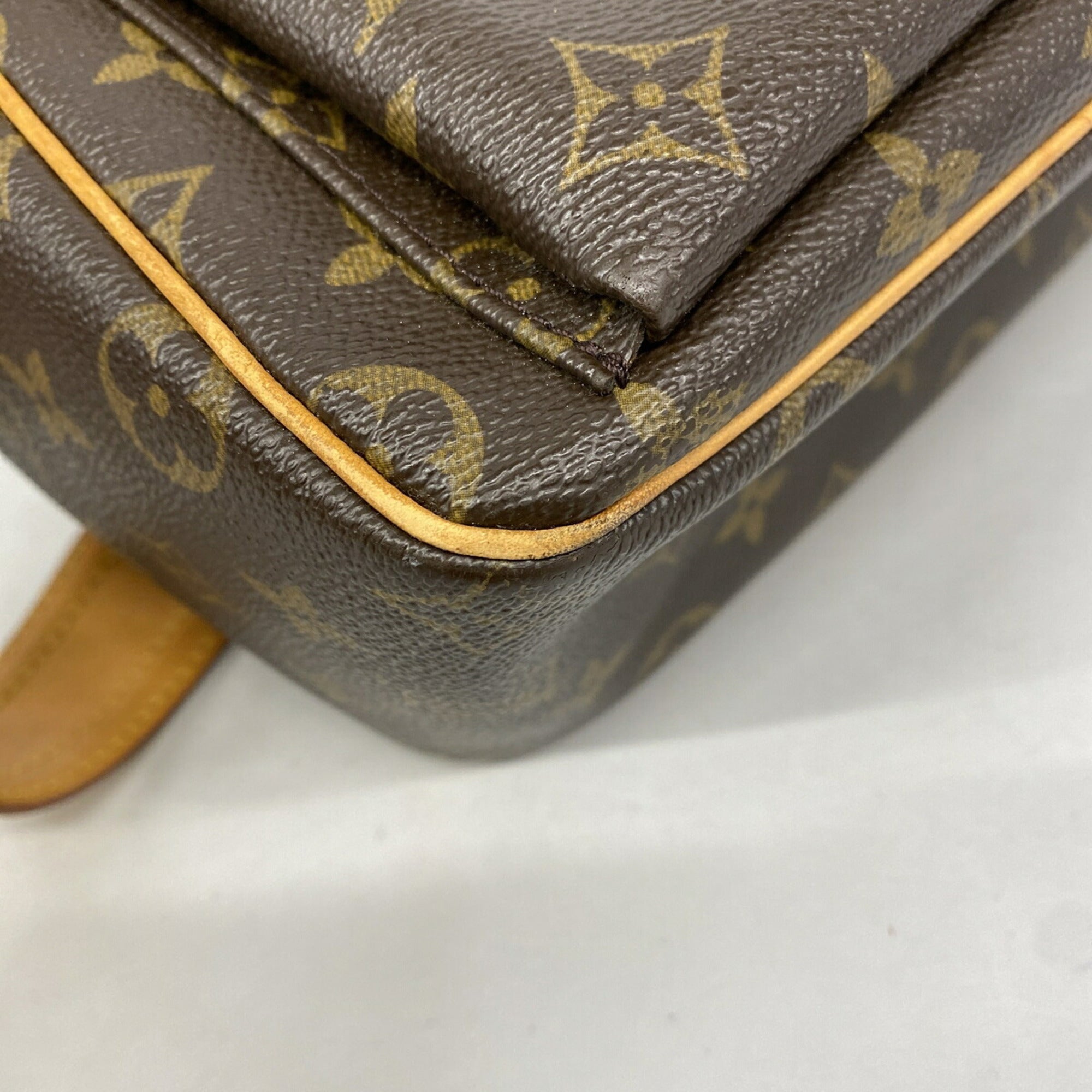 Louis Vuitton Brown Shoulder Bag (Pre-Owned)