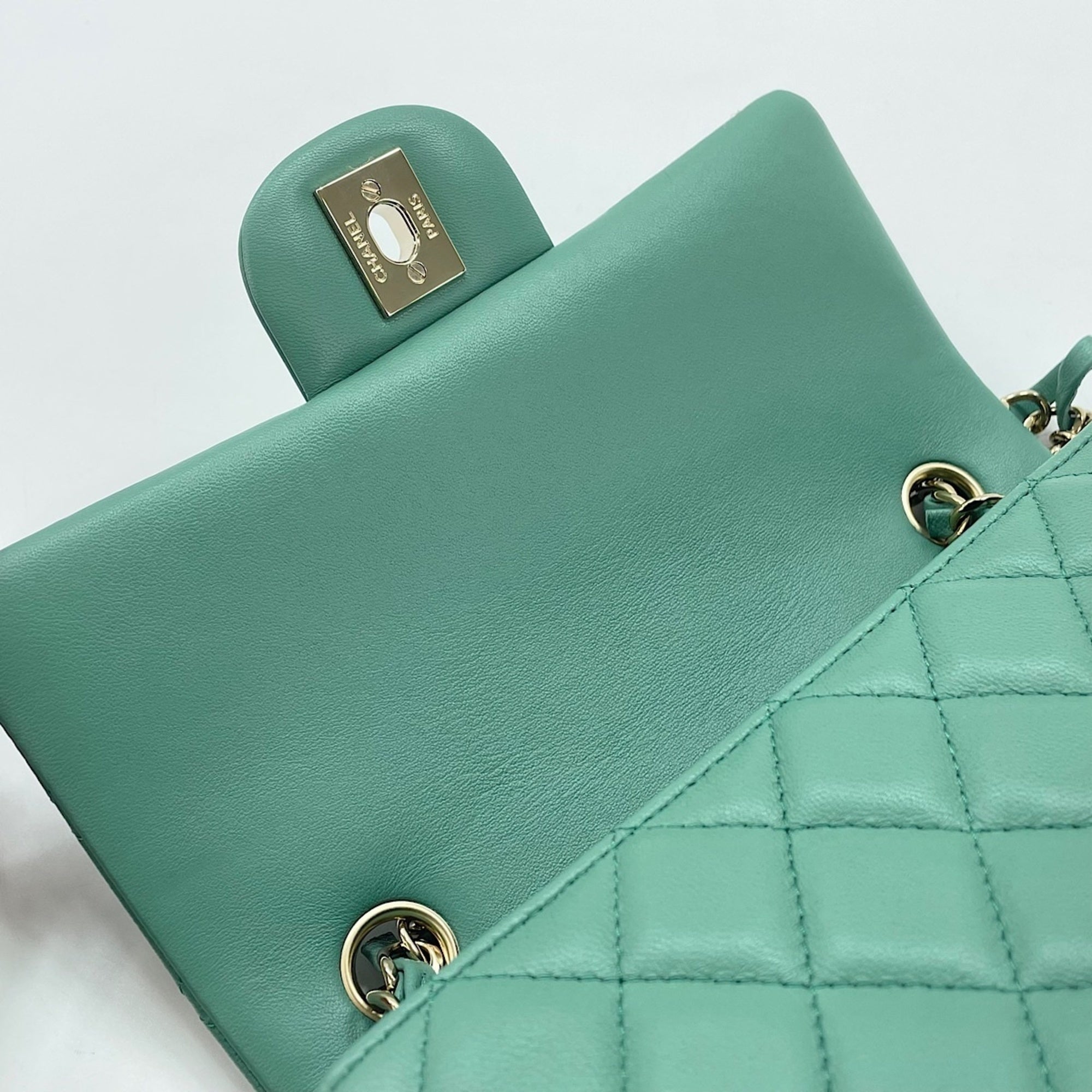 Chanel Green Shoulder Bag (Pre-Owned)