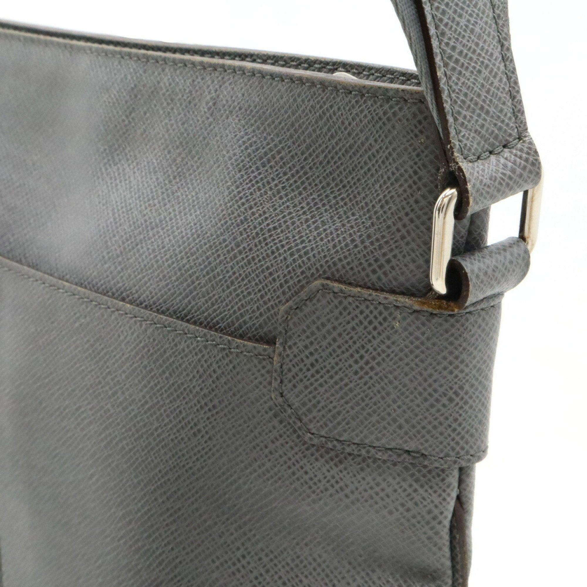 Louis Vuitton Taiga Glacier Taiga Leather Shoulder Bag (Pre-Owned)