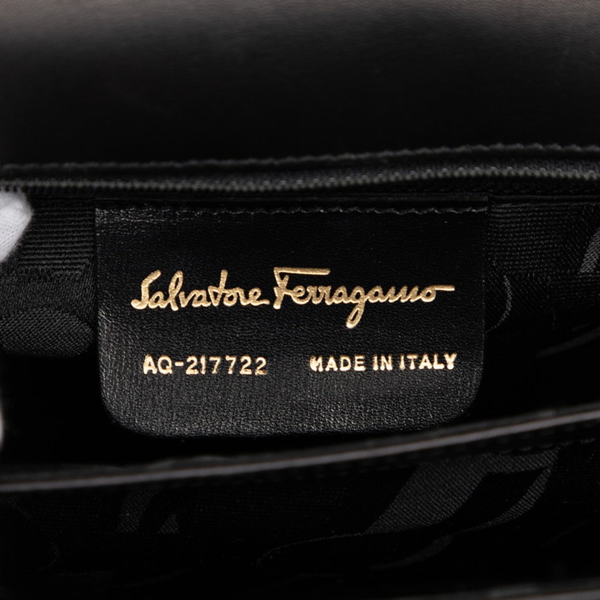 Salvatore Ferragamo Black Leather Shoulder Bag (Pre-Owned)