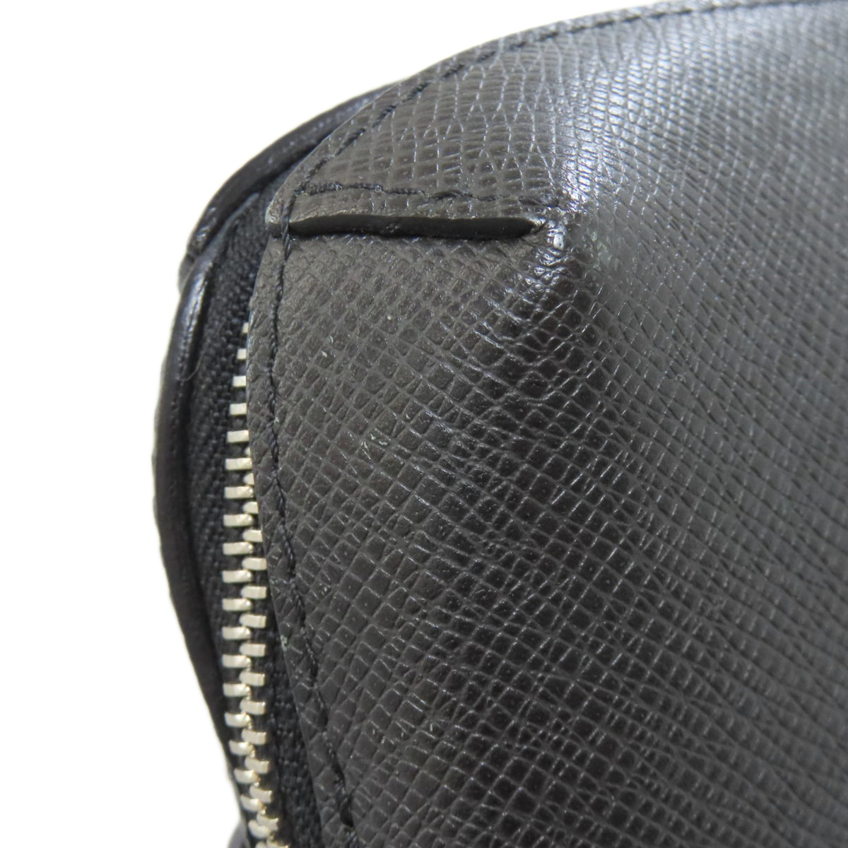 Louis Vuitton Gray Taiga Leather Shoulder Bag (Pre-Owned)