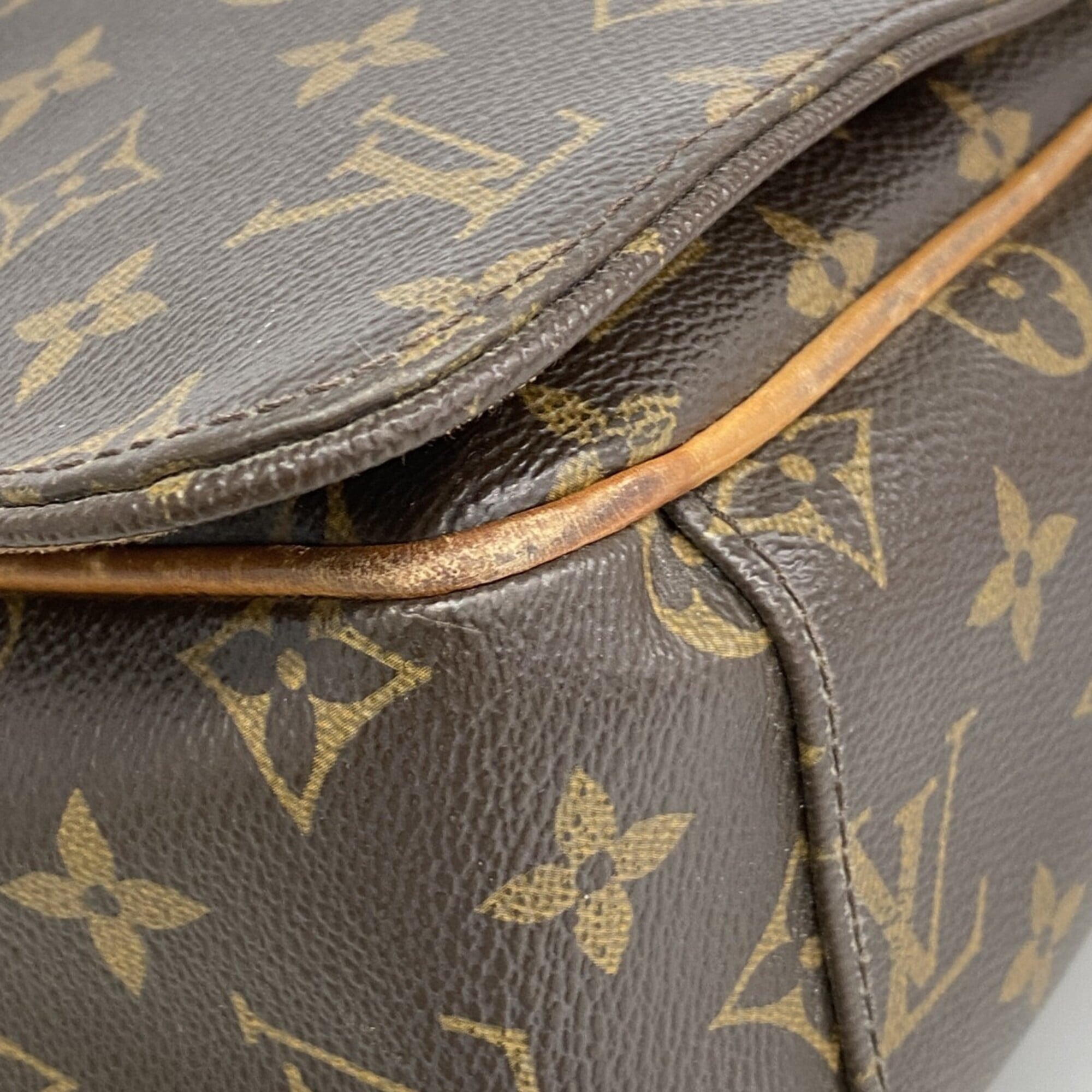 Louis Vuitton Brown Shoulder Bag (Pre-Owned)