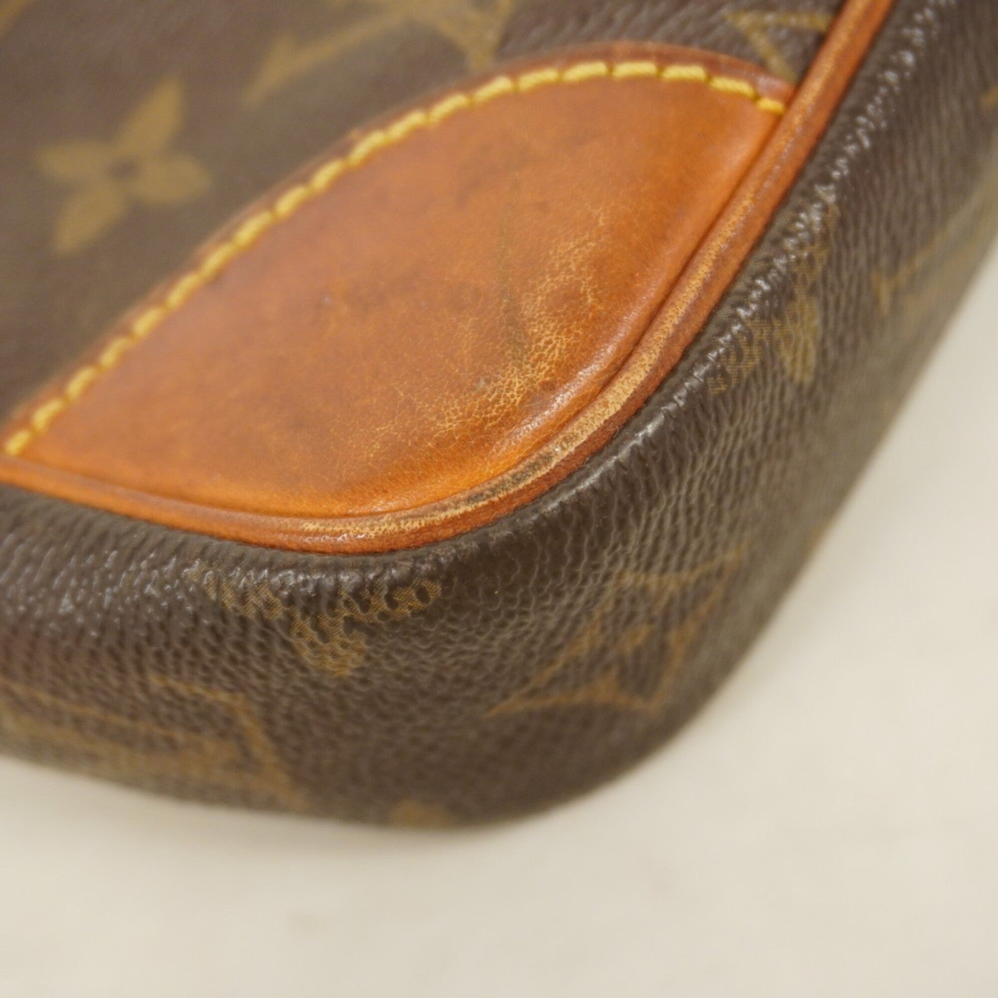 Louis Vuitton Brown Clutch Bag (Pre-Owned)