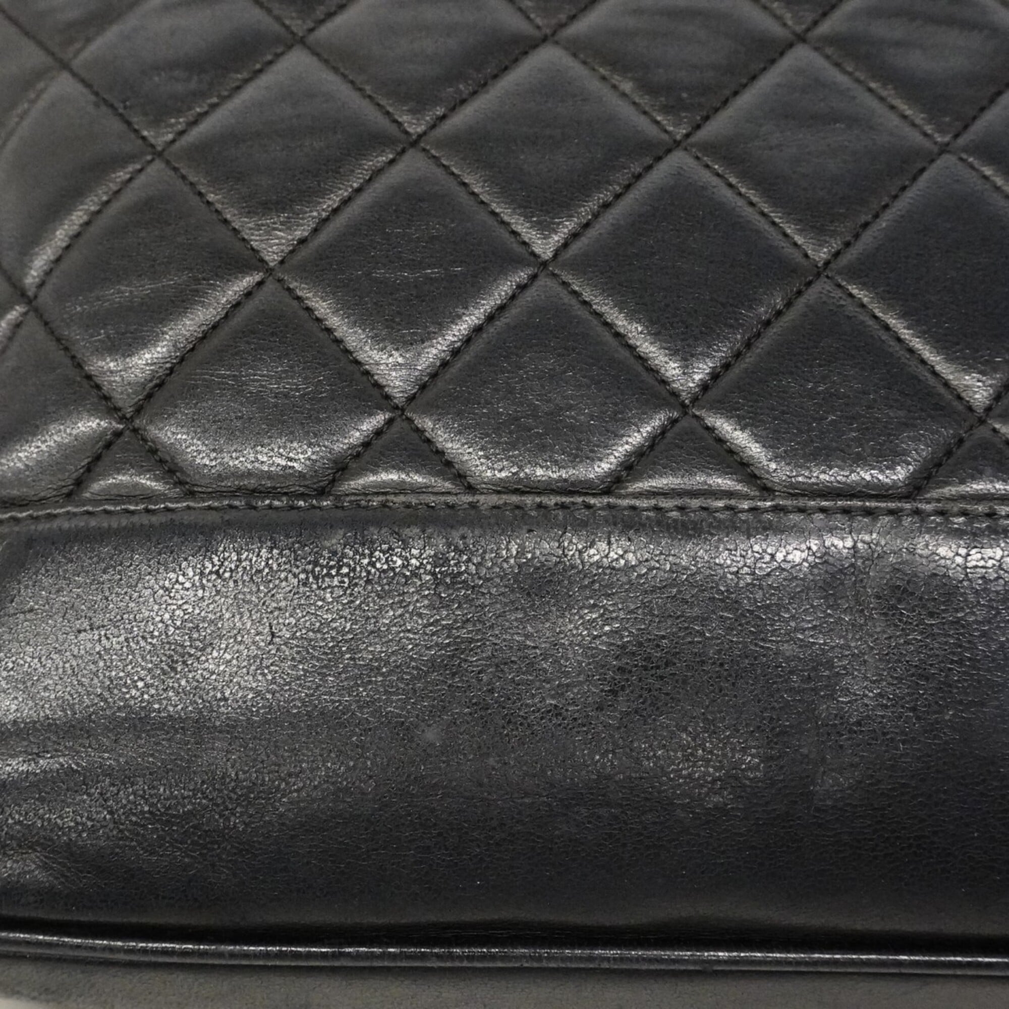 Chanel Black Leather Shoulder Bag (Pre-Owned)