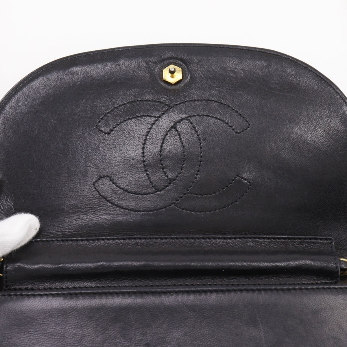 Chanel Black Leather Shoulder Bag (Pre-Owned)