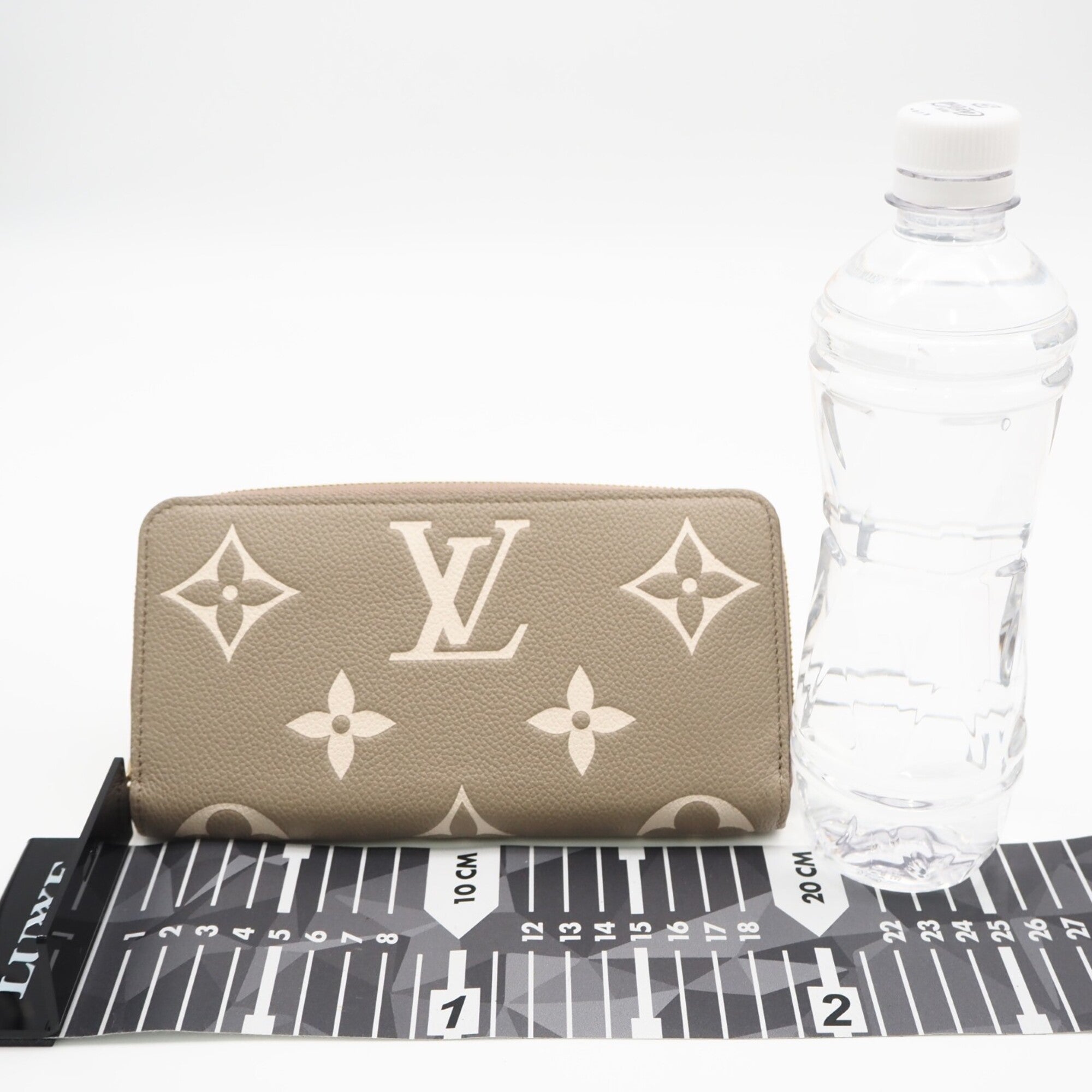 Louis Vuitton Beige Cream Leather Long Wallet (Bi-Fold) (Pre-Owned)