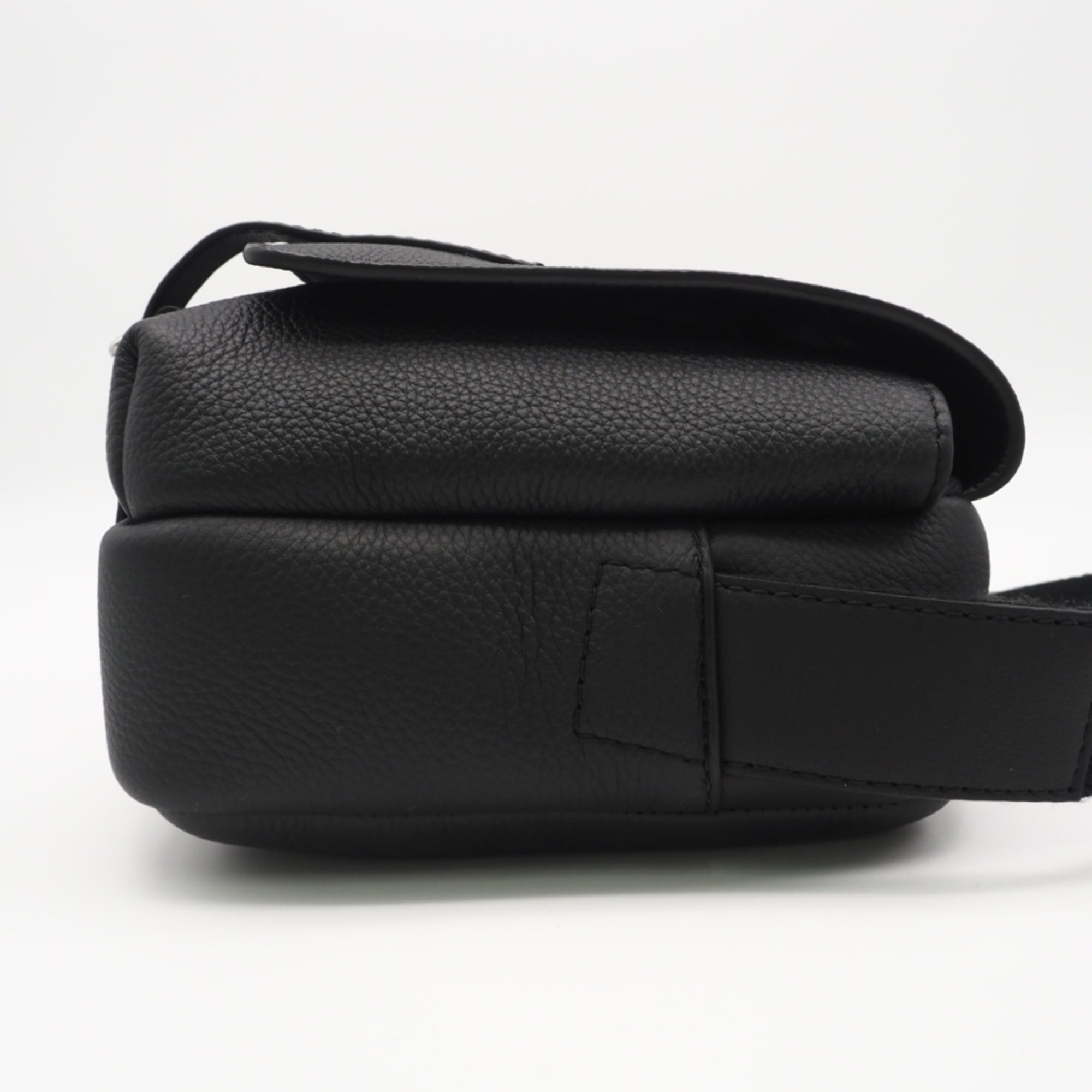 Loewe Black Leather Messenger Bag Shoulder Bag (Pre-Owned)